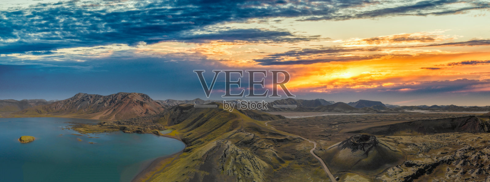 从无人机拍摄的冰岛夏季陆地风暴的全景鸟瞰图。照片摄影图片