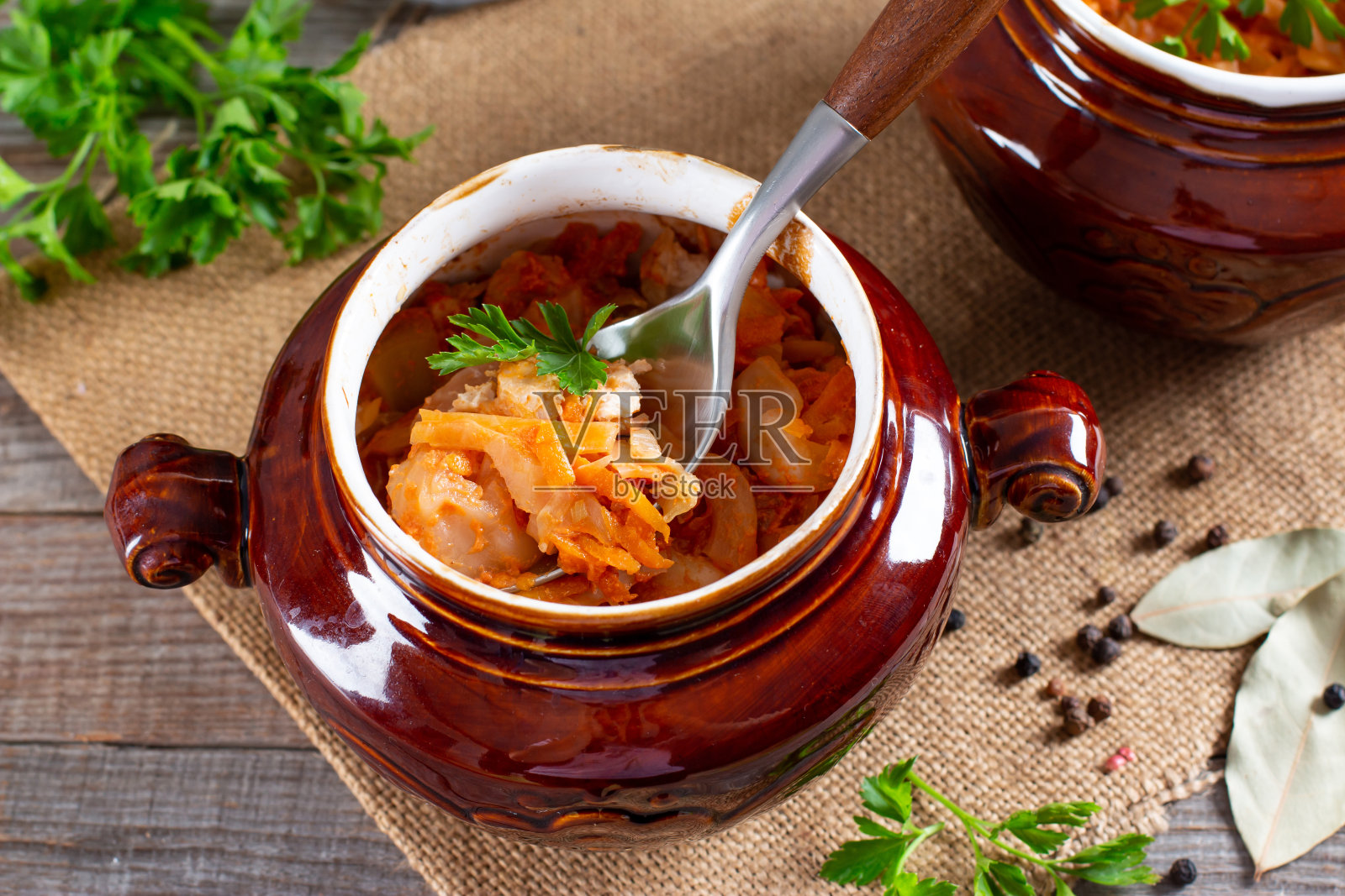 肉炖卷心菜。自制的食物照片摄影图片