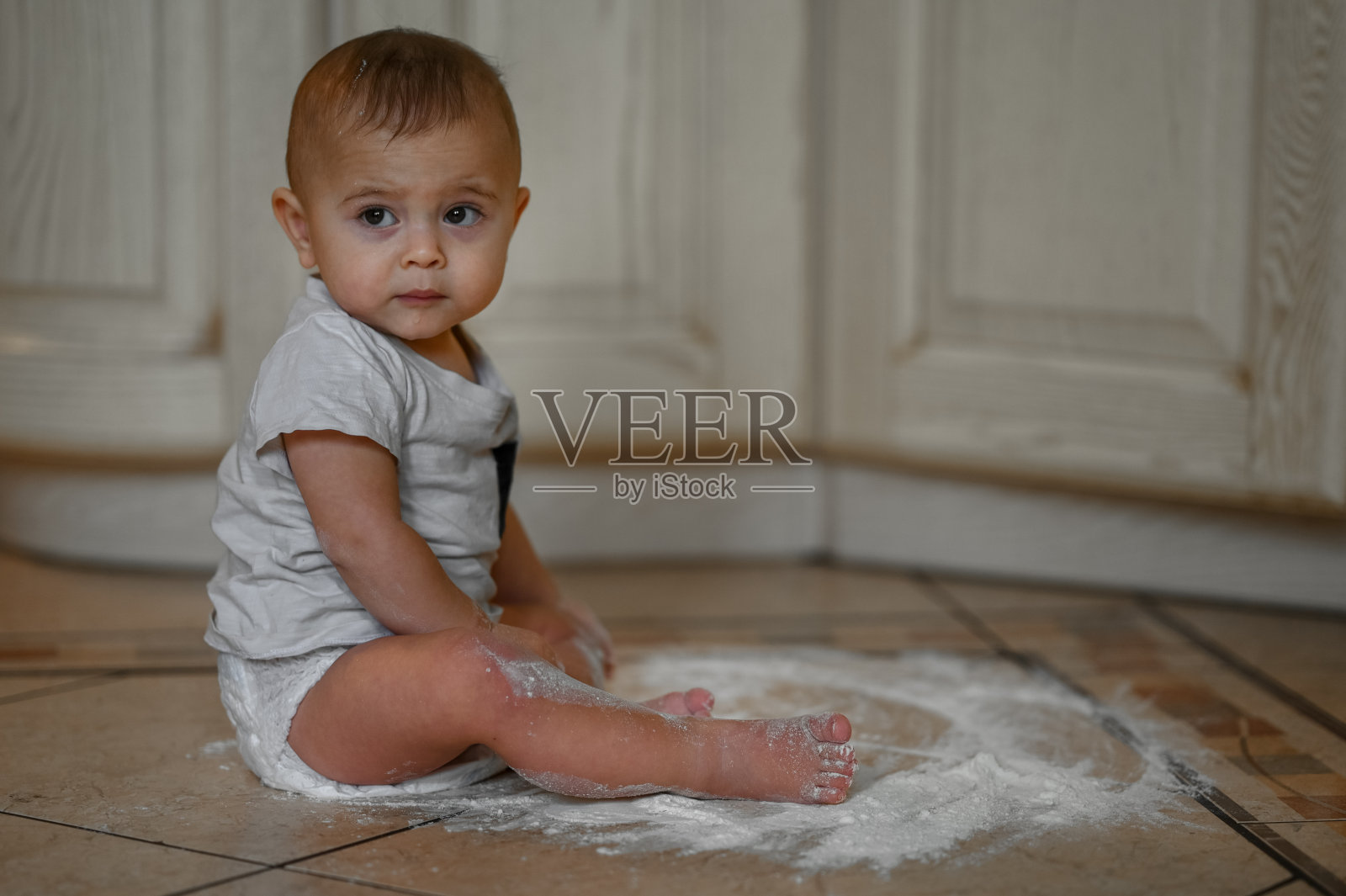 宝贝在厨房里照片摄影图片