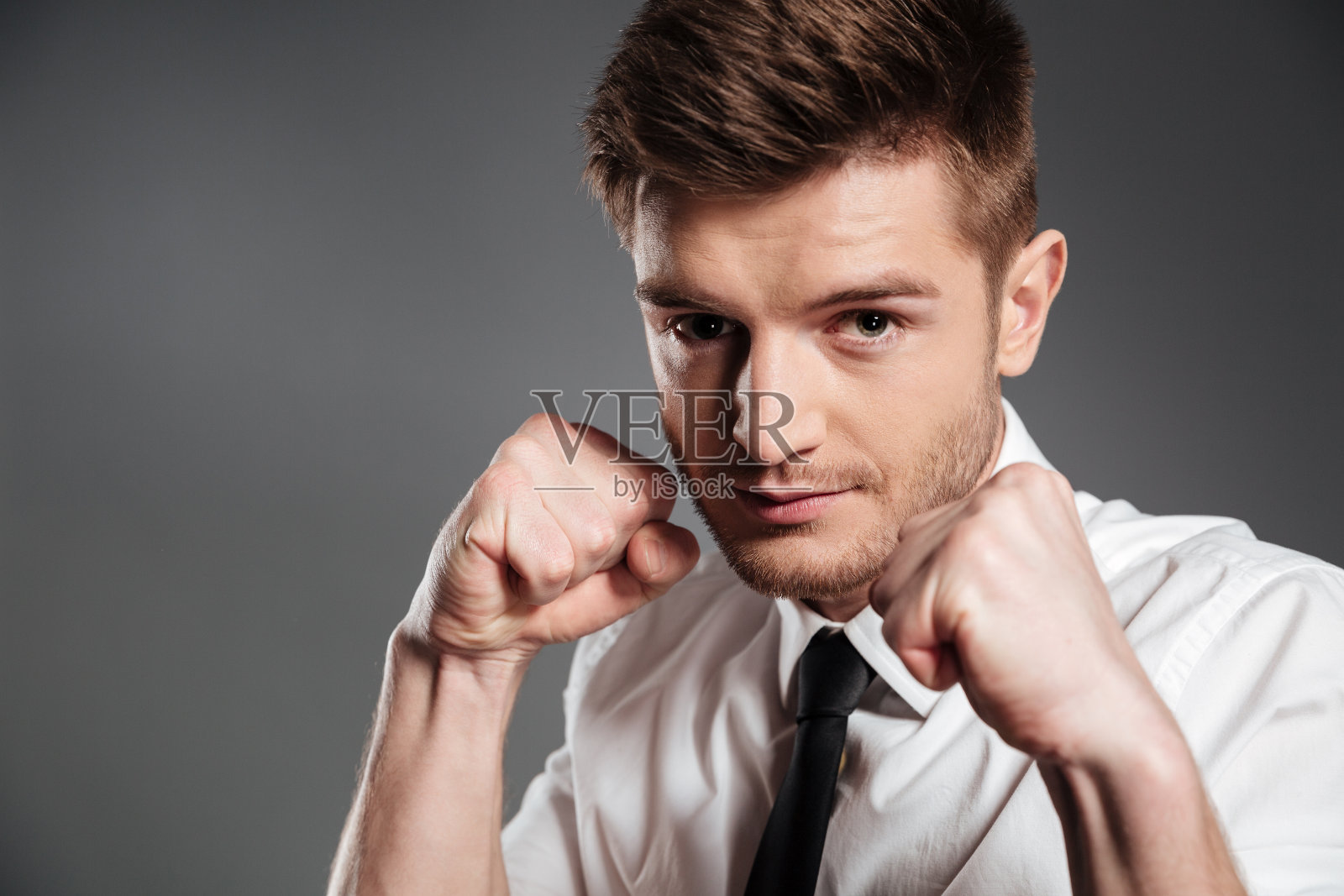 自信严肃的男人穿衬衫打领带打拳击照片摄影图片