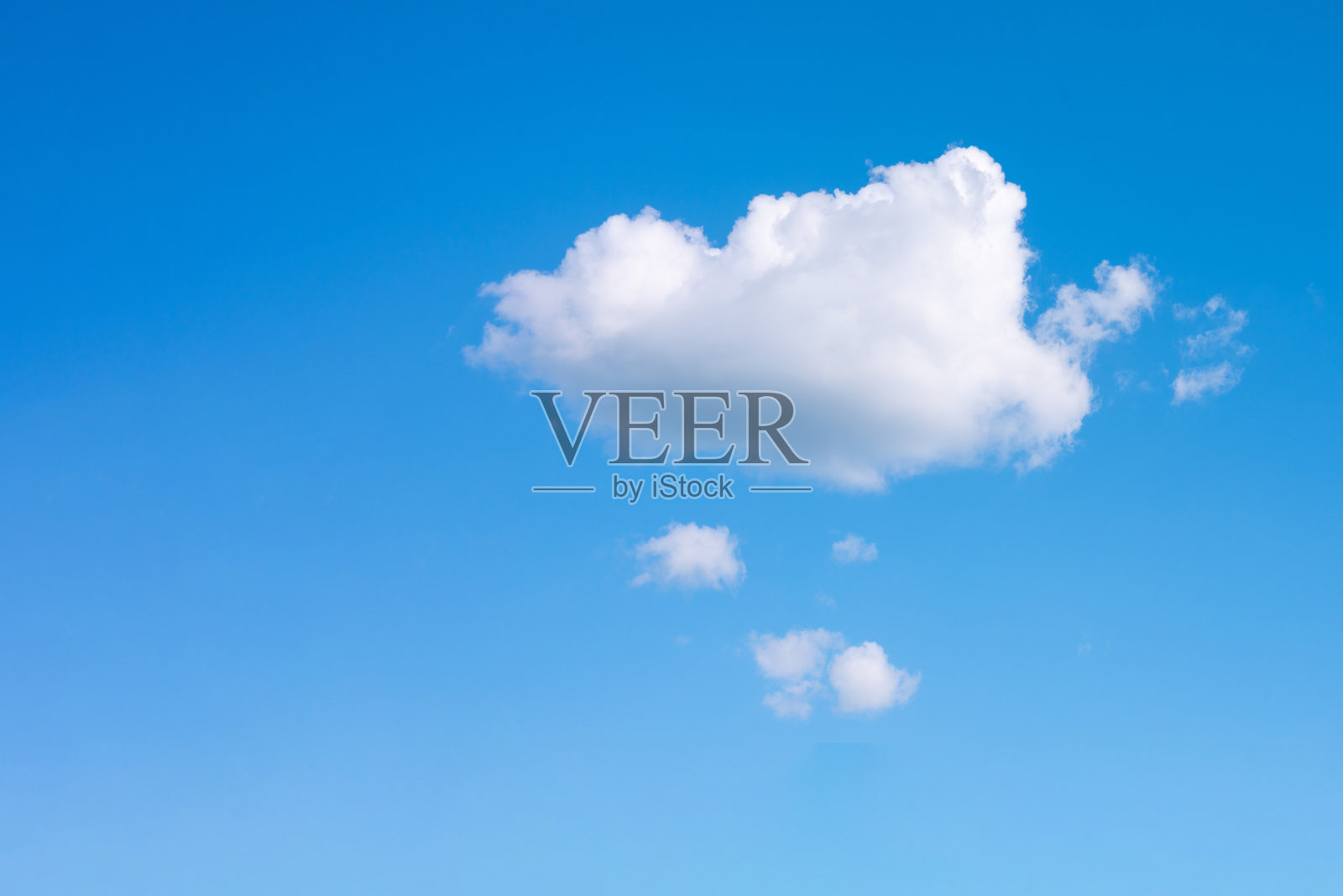 湛蓝的天空中飘浮着美丽的云朵。照片摄影图片