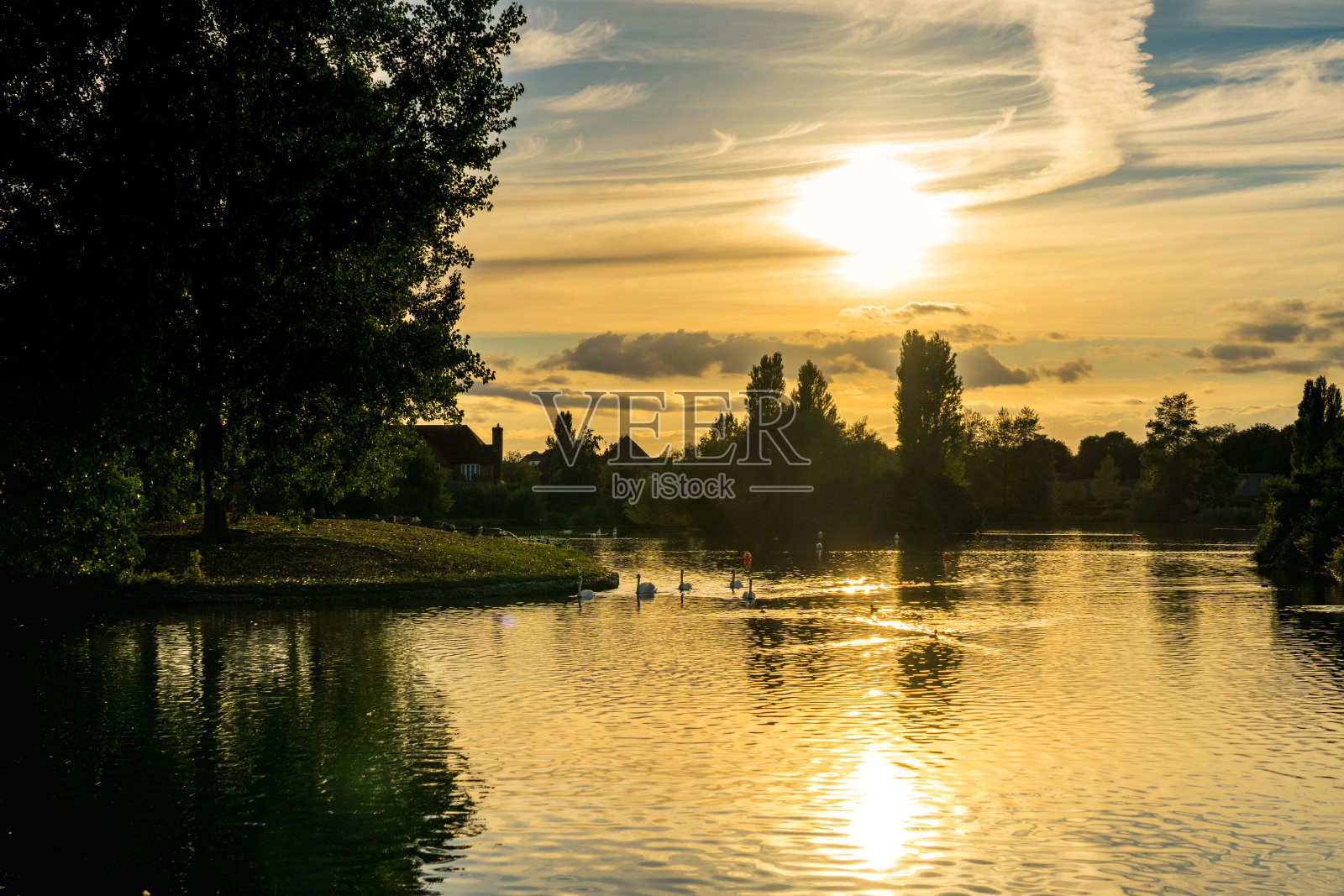 美丽的湖面上有美丽的倒影照片摄影图片
