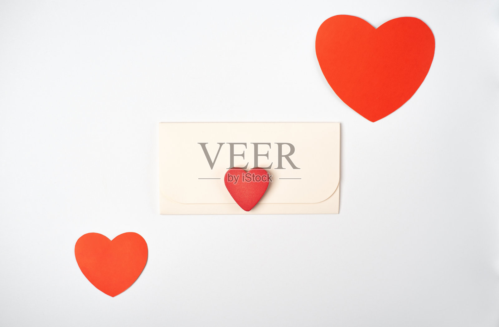 信封上有一张空白纸和红色的心型图案在浅色(白色)背景上照片摄影图片