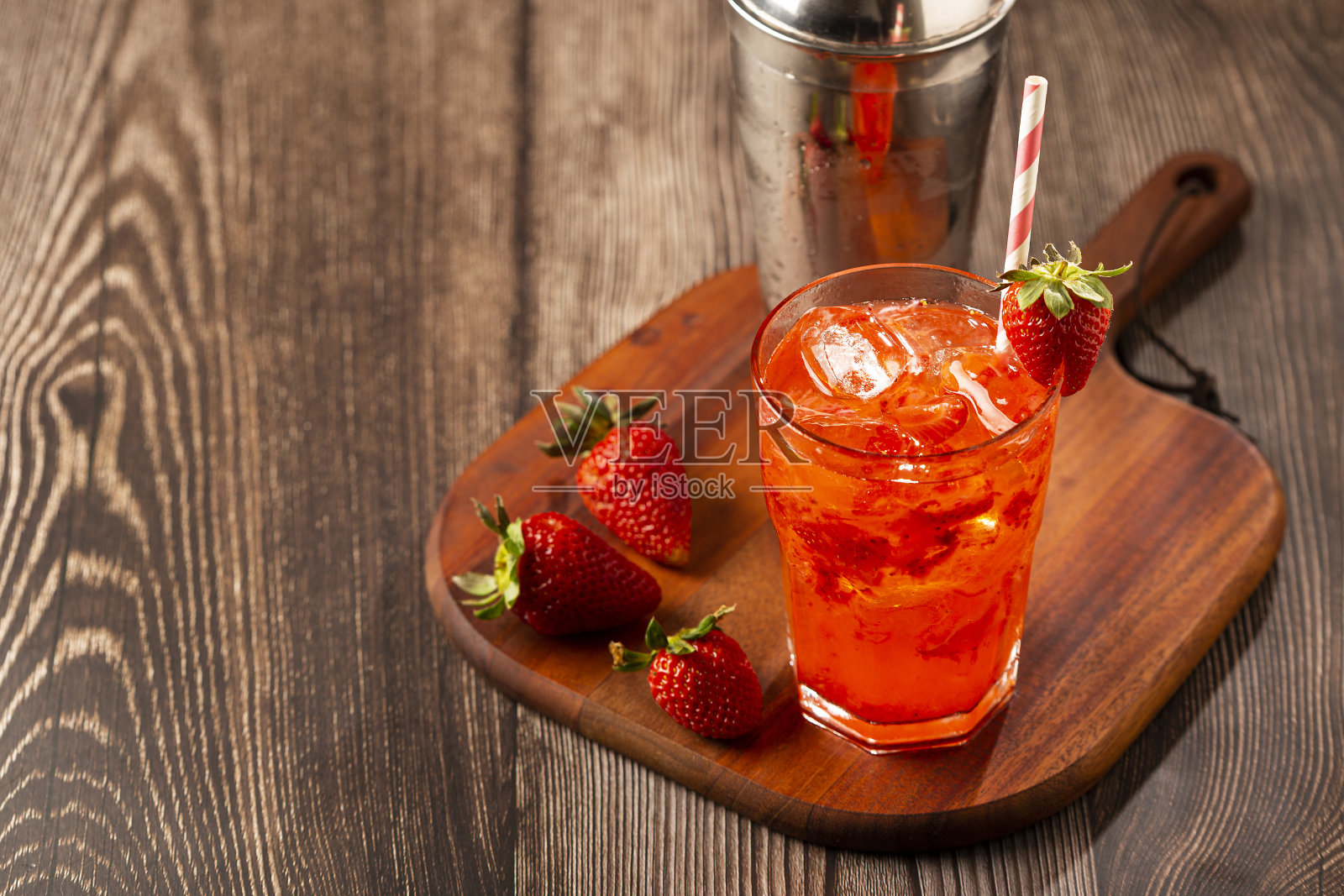 桌上有草莓凯匹林纳鸡尾酒。草莓鸡尾酒。照片摄影图片