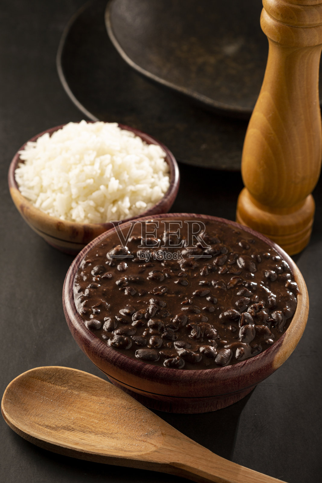 木碗里的黑豆米饭。照片摄影图片