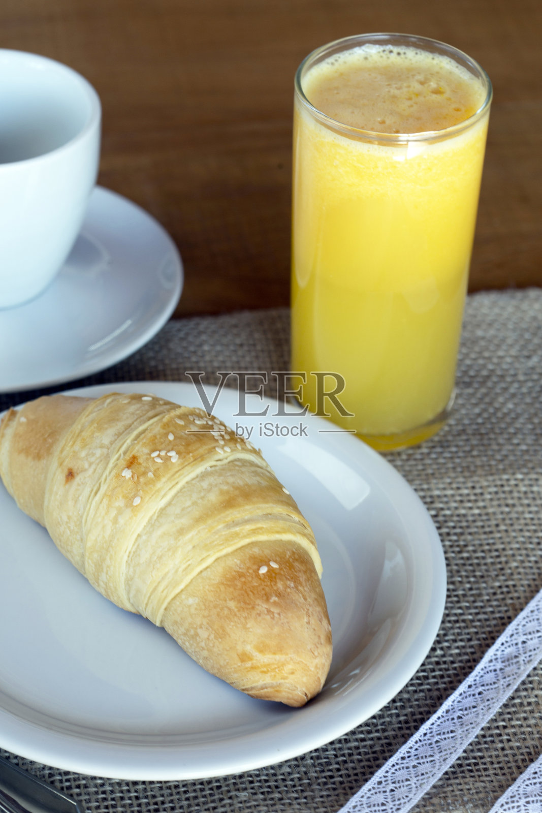 这道菜里有牛角面包照片摄影图片