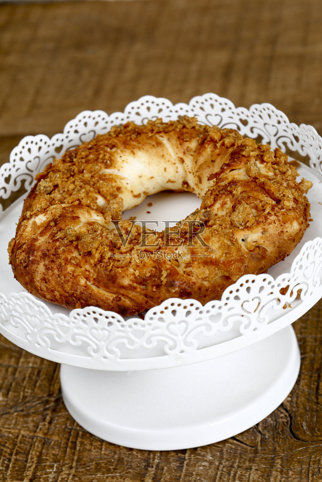 白色装饰托盘上的面包照片摄影图片