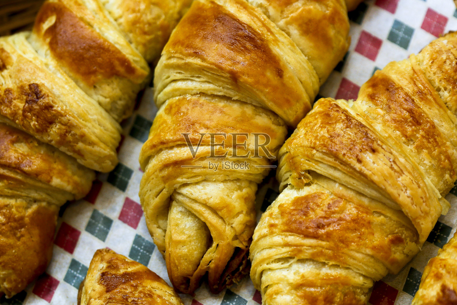 一篮羊角面包照片摄影图片