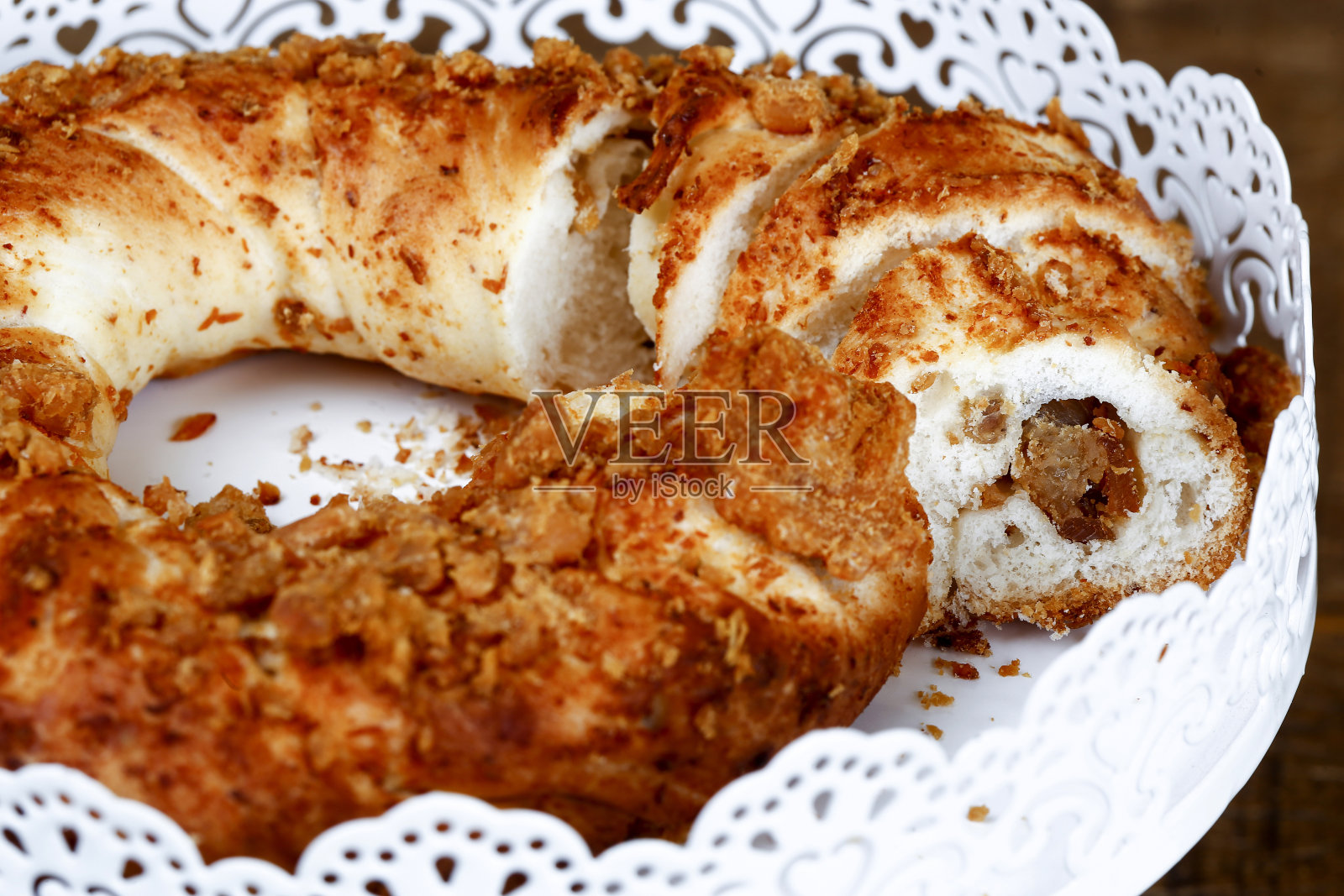 白色装饰托盘上的面包照片摄影图片