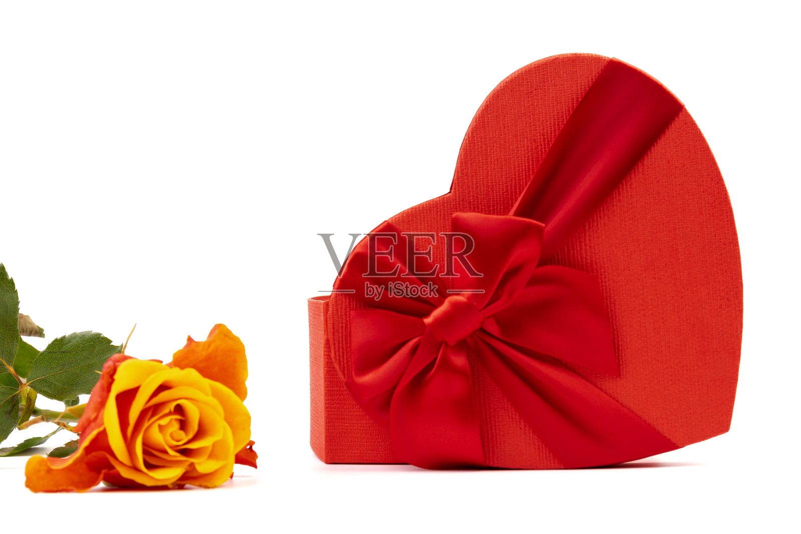 心形的红色盒子。情人节玫瑰礼盒。孤立的白色背景。照片摄影图片