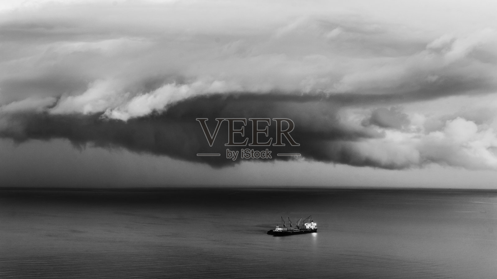 鹰云照片摄影图片