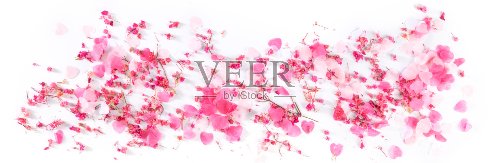 情人节的全景,用粉红色的心和鲜花的纸屑,一个平坦的躺照片摄影图片