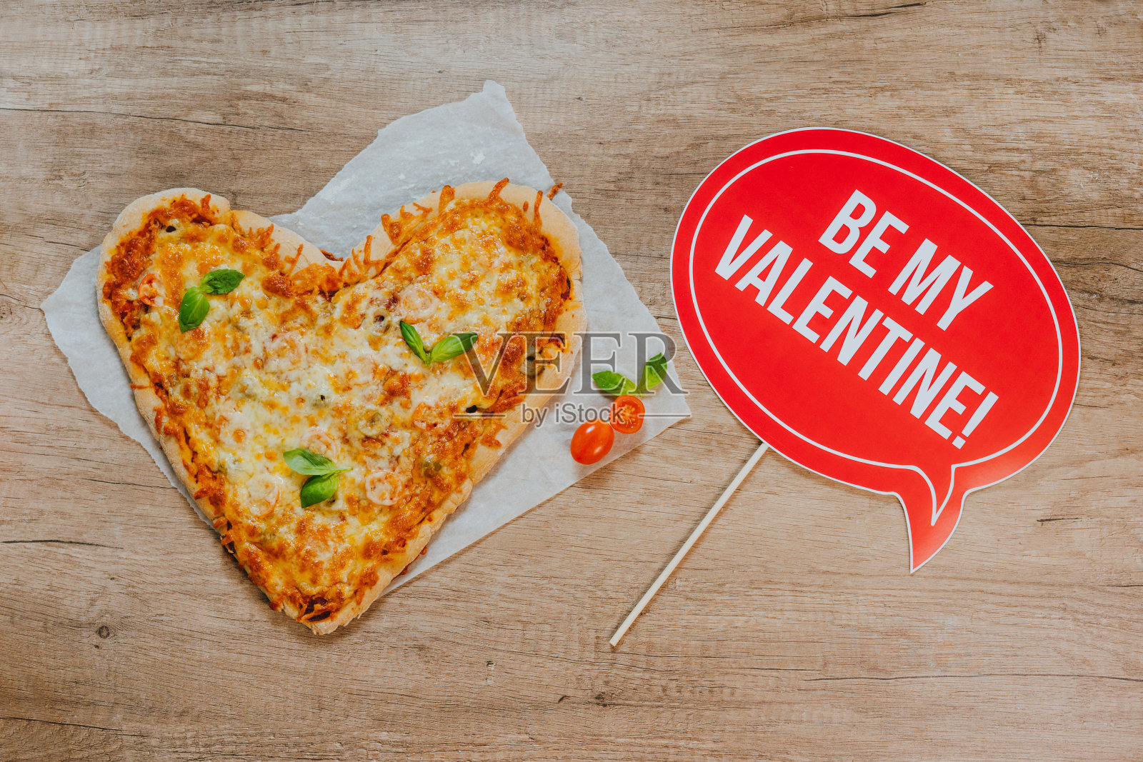 桌上摆着自制的心形披萨照片摄影图片