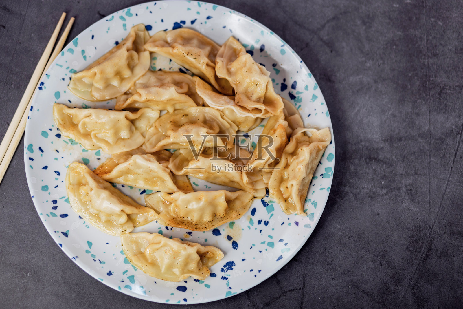 盘里的亚洲水饺照片摄影图片