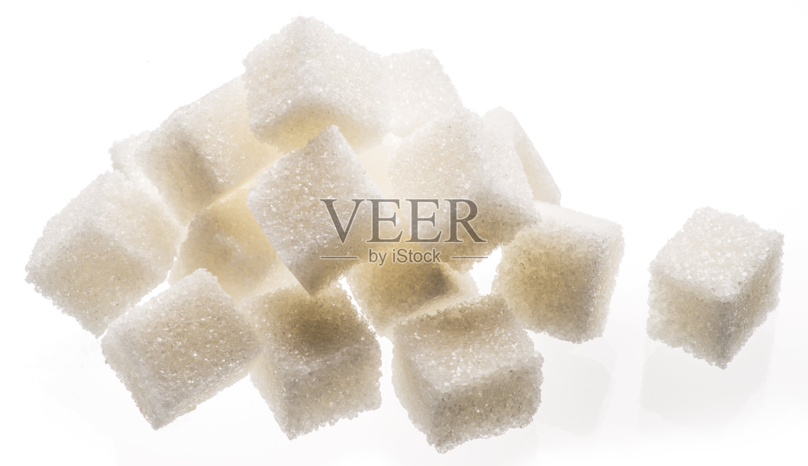 白糖方块在白色的背景上。宏观图景。照片摄影图片