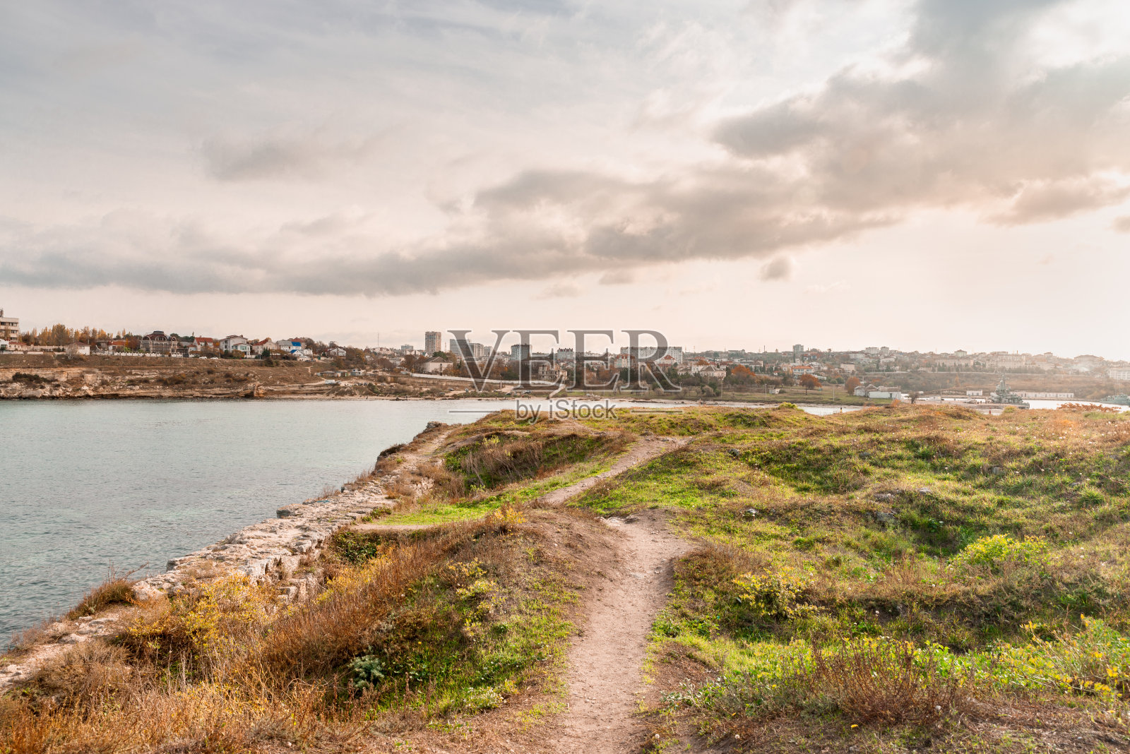 海边悬崖边狭窄的脚步照片摄影图片