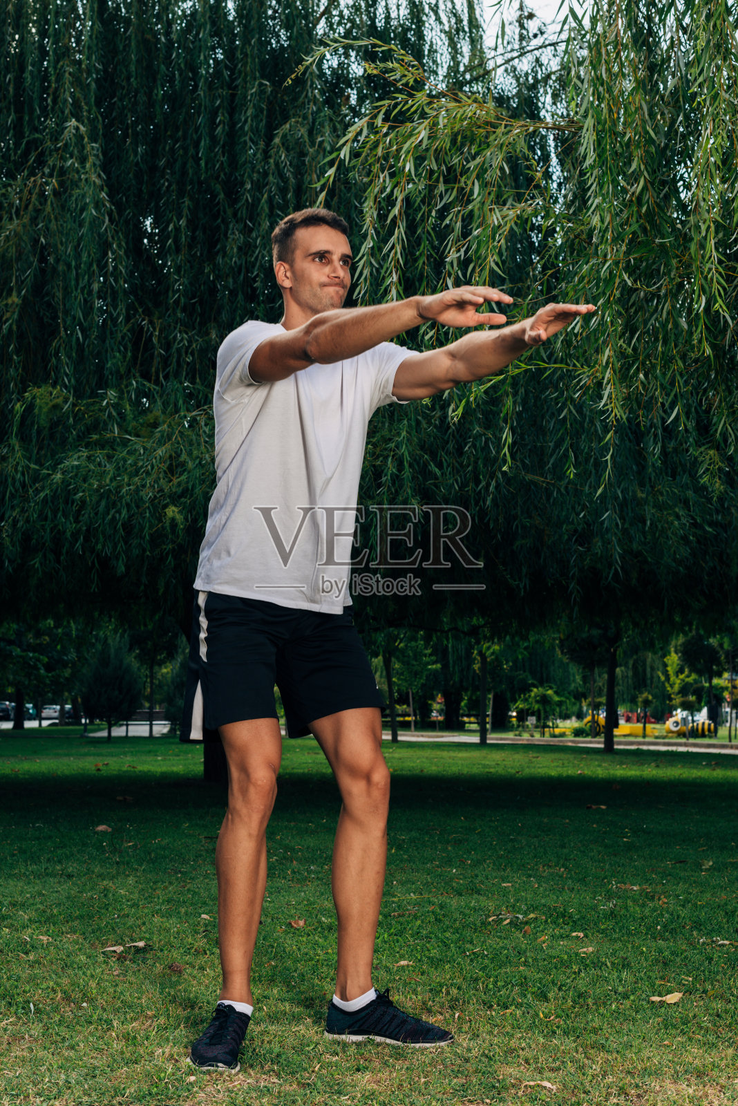 健康的人通过体重锻炼做下蹲练习照片摄影图片