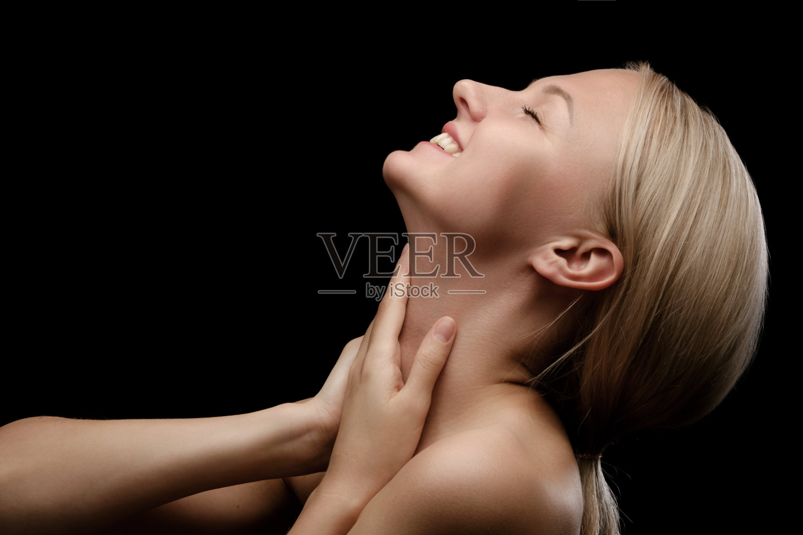 穿着黑色上衣的女人照片摄影图片