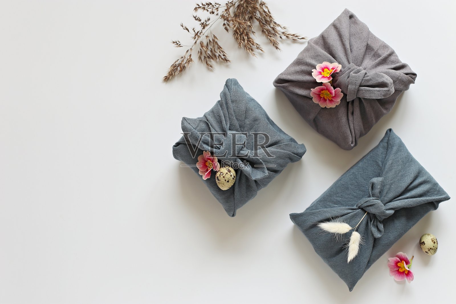 复活节环保礼物包装在传统的日本furshiki风格。照片摄影图片