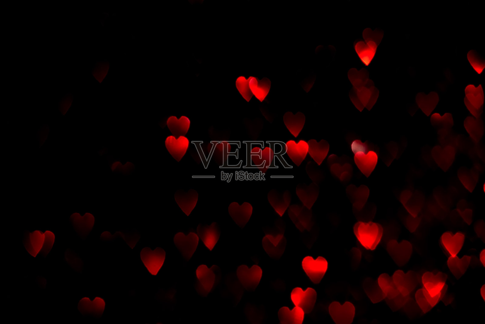 红心散景灯在黑色背景上照片摄影图片