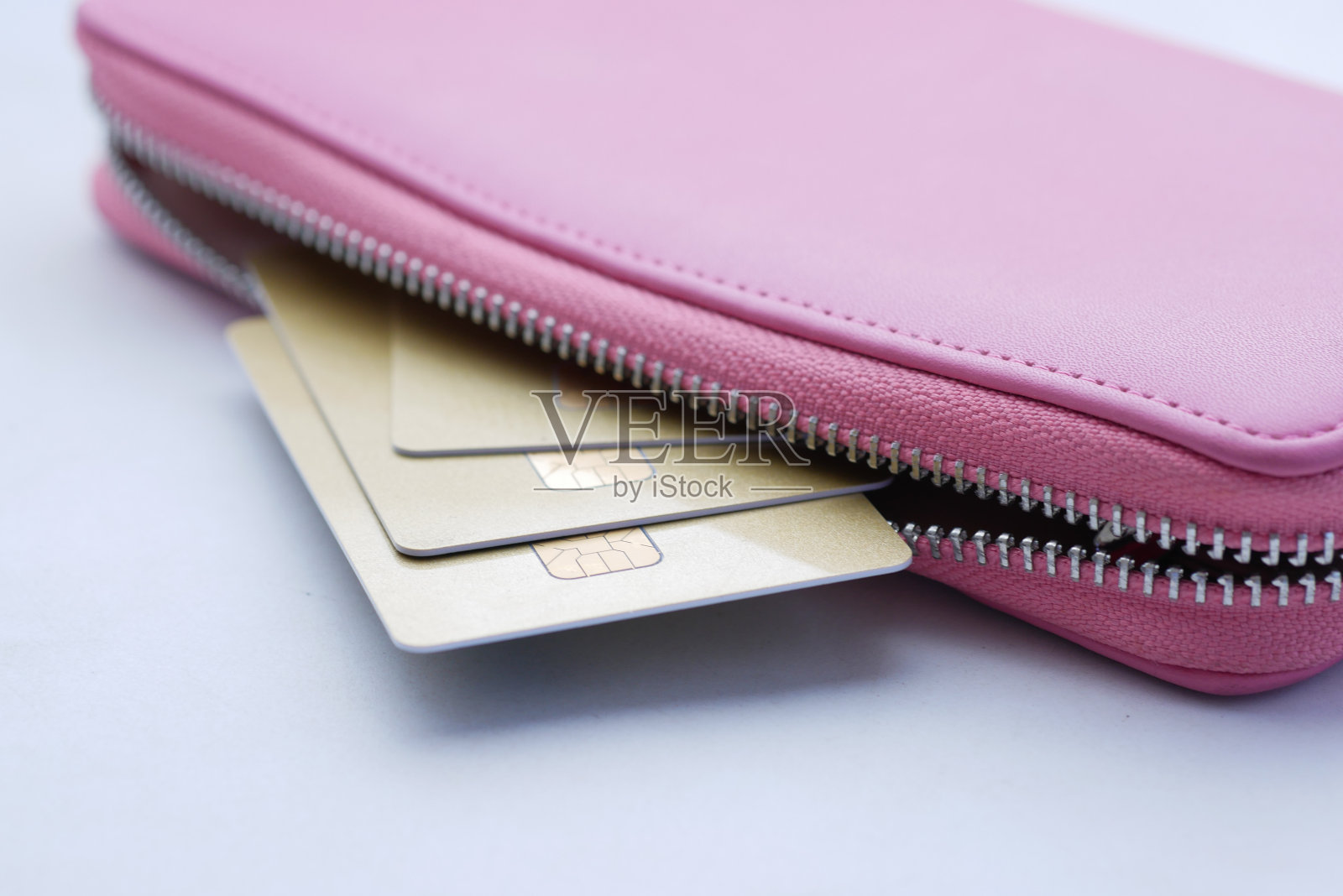 粉红色背景的信用卡和钱包照片摄影图片