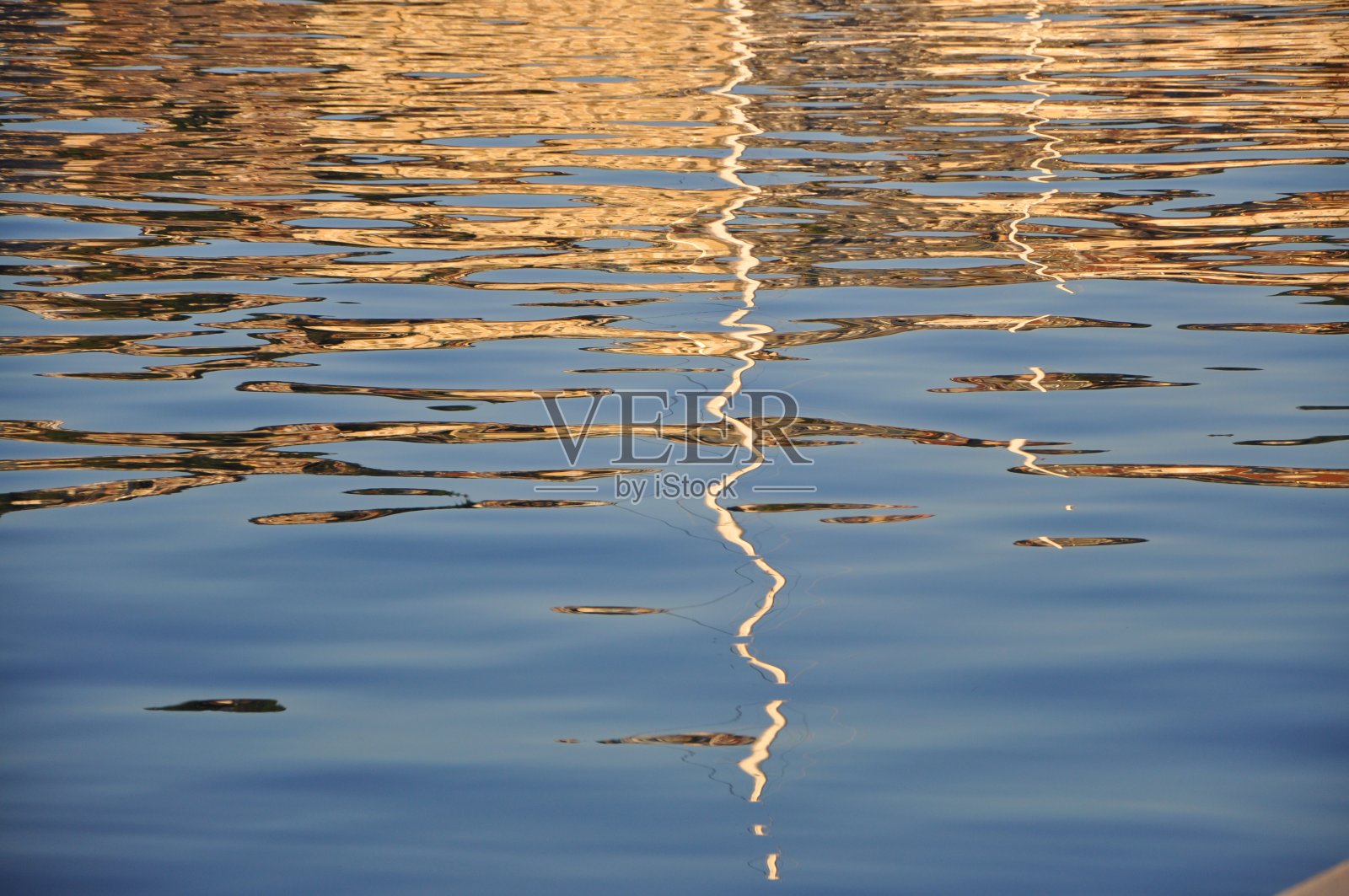 色彩斑斓的里耶卡建筑在海上的抽象反射。海面金色效果。照片摄影图片