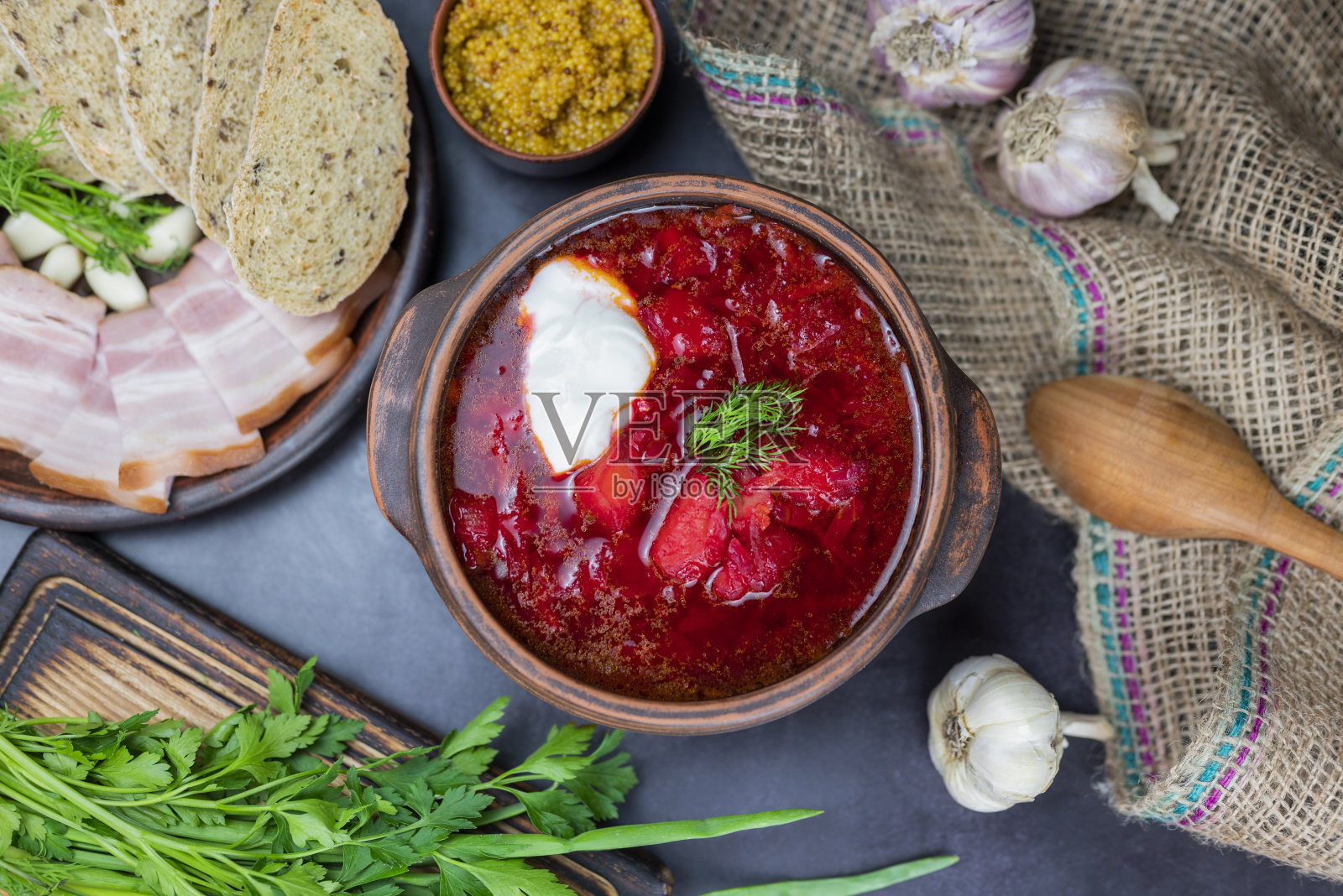 美味的红罗宋汤配洋葱猪油和面包。乌克兰和俄罗斯的国家食品一小时和酸奶油在木制背景上照片摄影图片