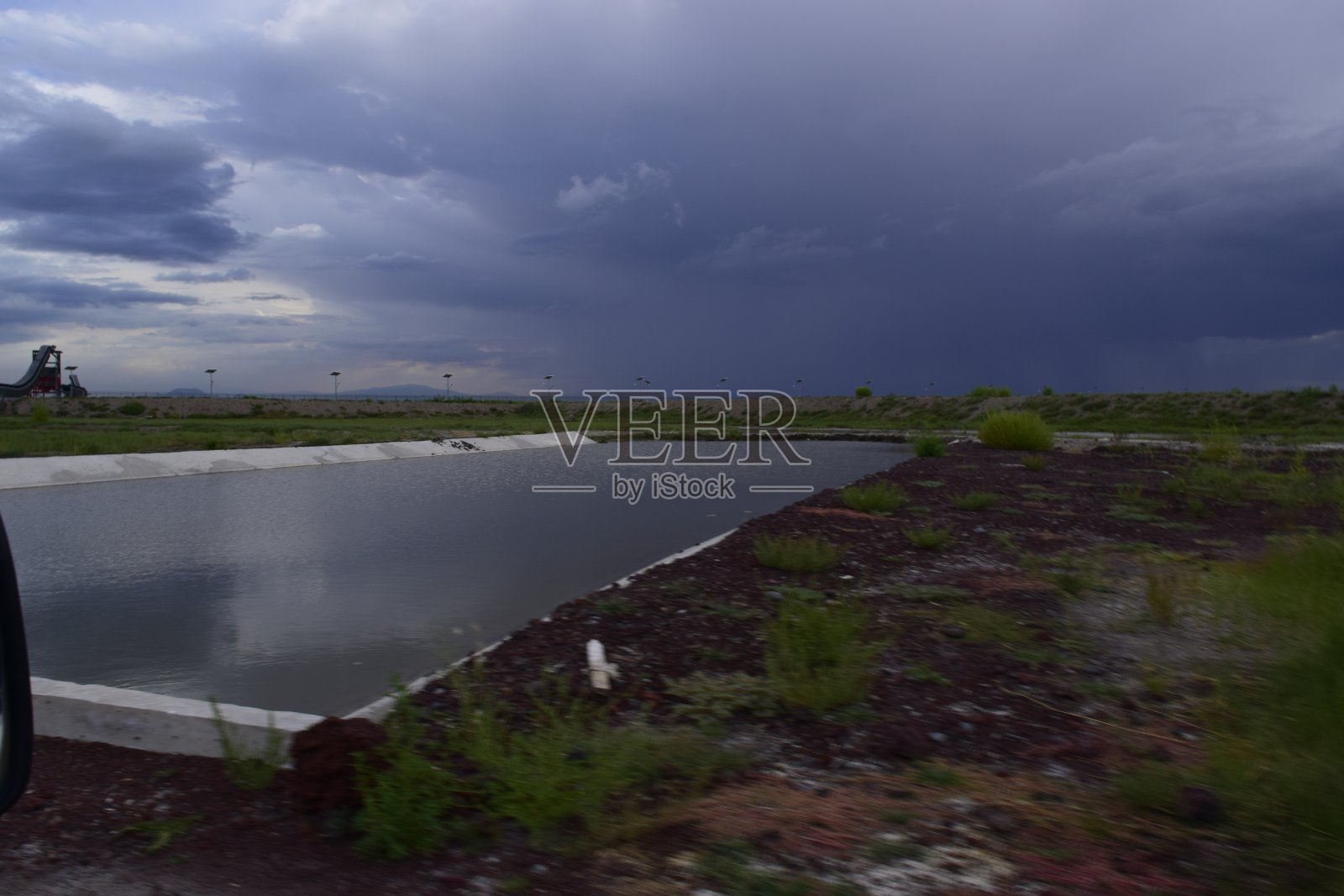 湖上草木齐平,宁静照片摄影图片