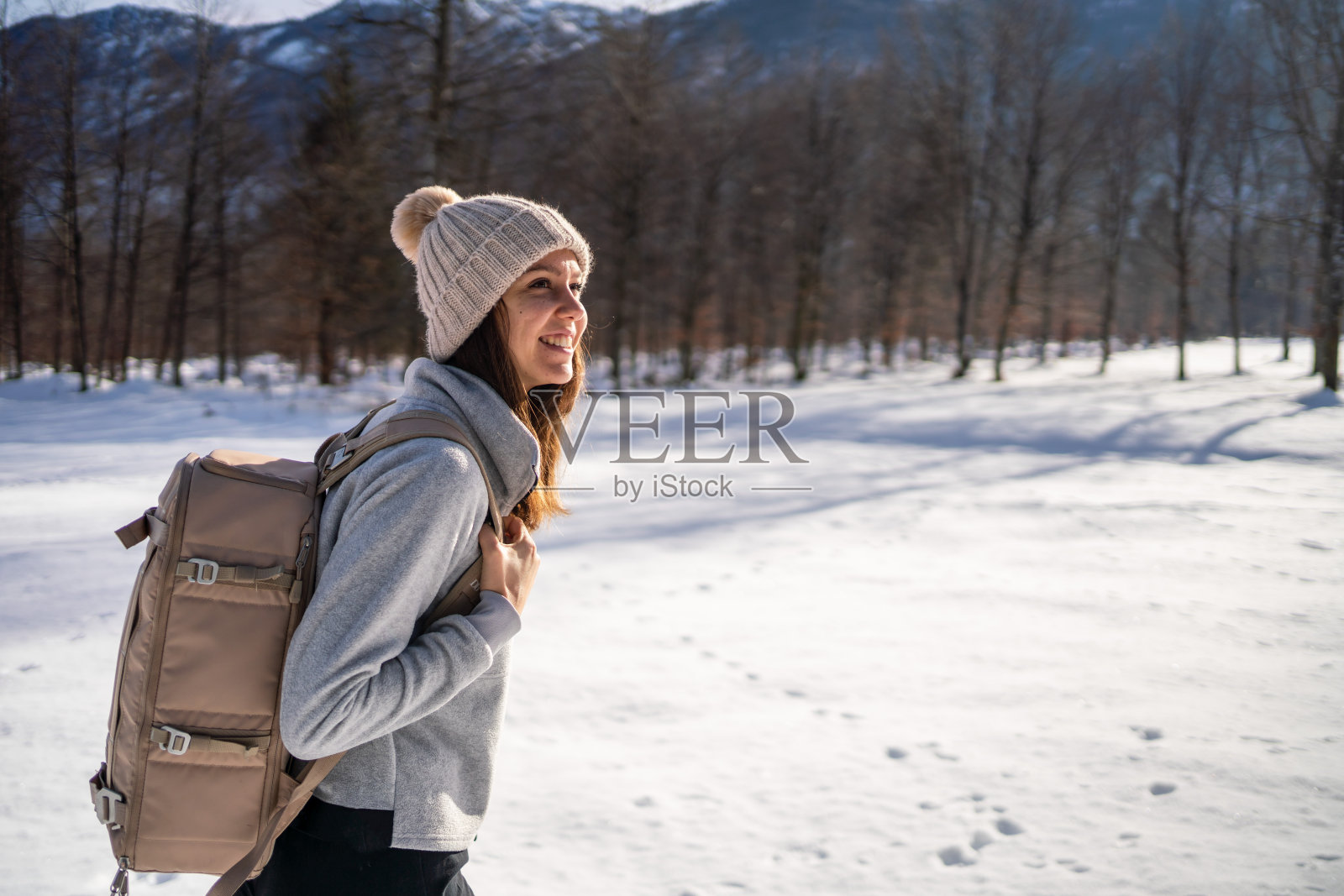 一名年轻女子徒步穿越雪景照片摄影图片