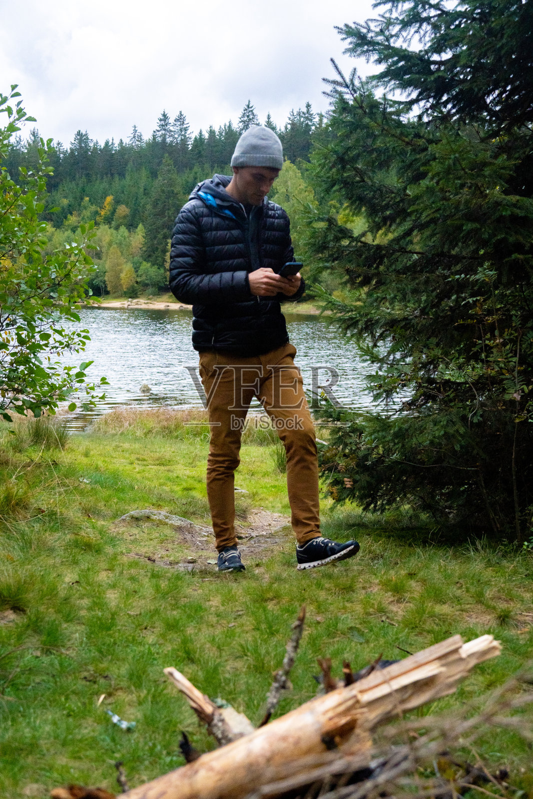 冬天,一个年轻人沿着湖岸散步照片摄影图片