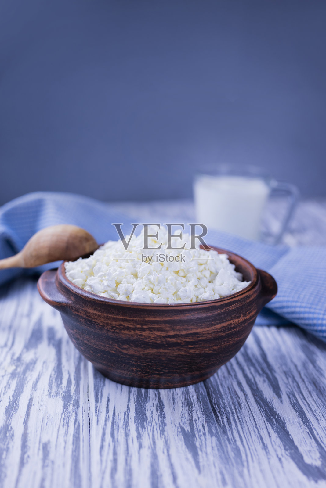 奶产品村舍干酪在一个盘子与牛奶在一个木制的背景照片摄影图片