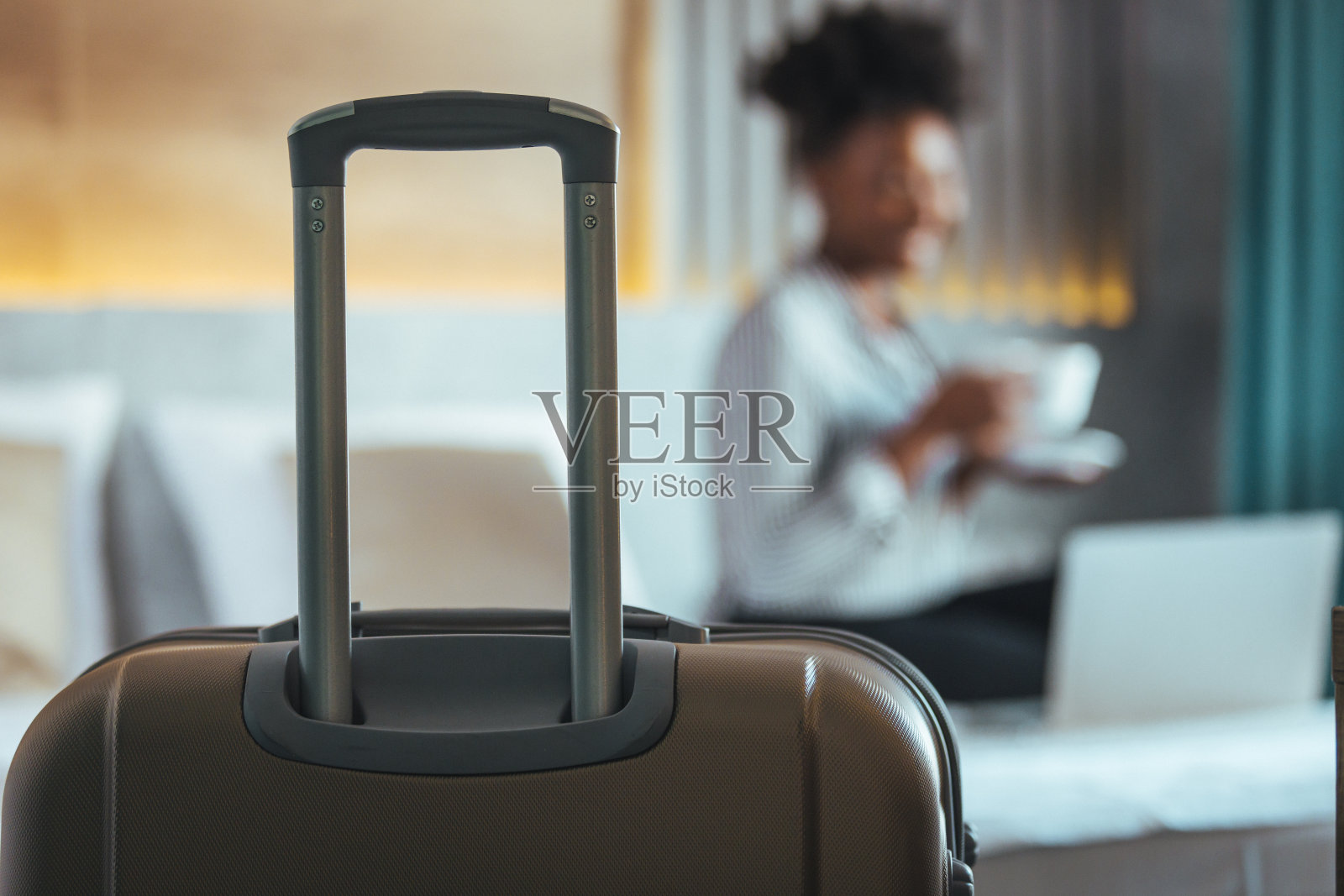 辛苦工作一天后放松一下。照片摄影图片