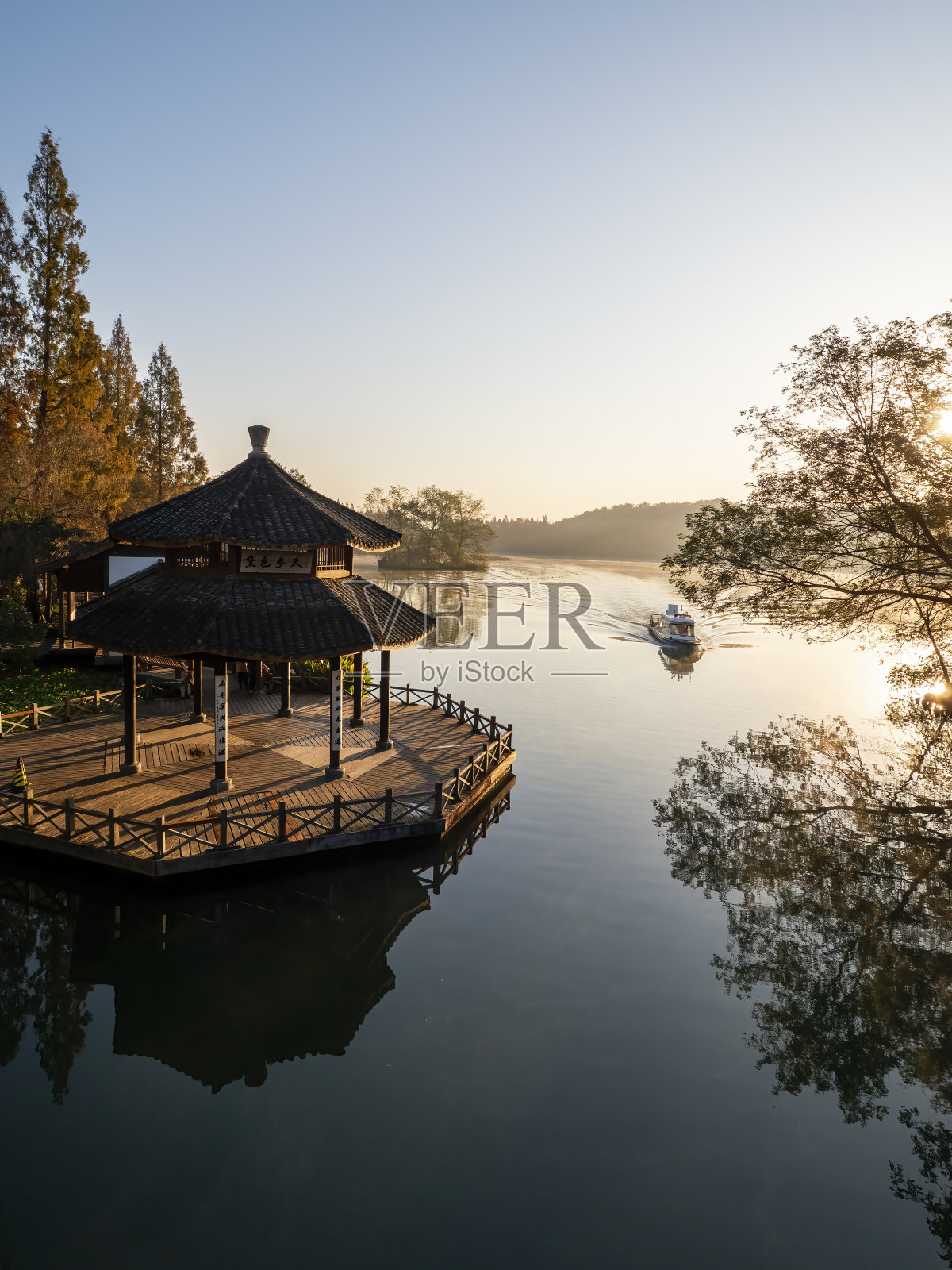 在晨光中,中国杭州西湖边的中国馆照片摄影图片