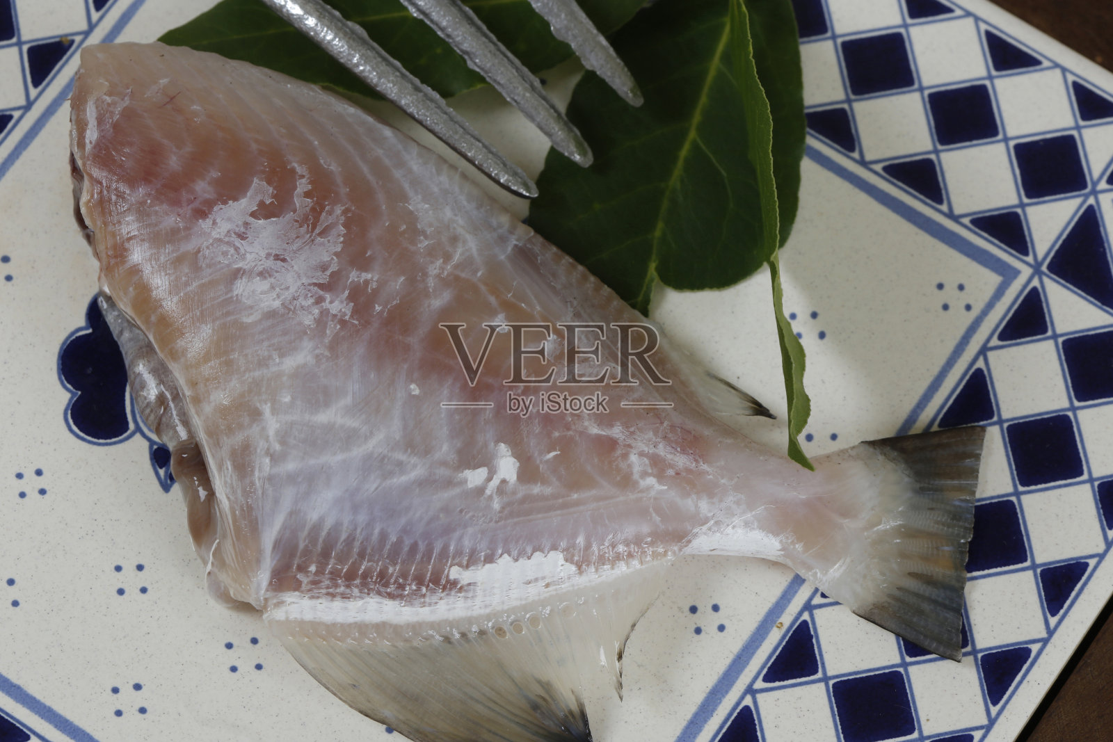 餐具上的灰色箭鱼,或葡萄牙语中的Porquinho照片摄影图片