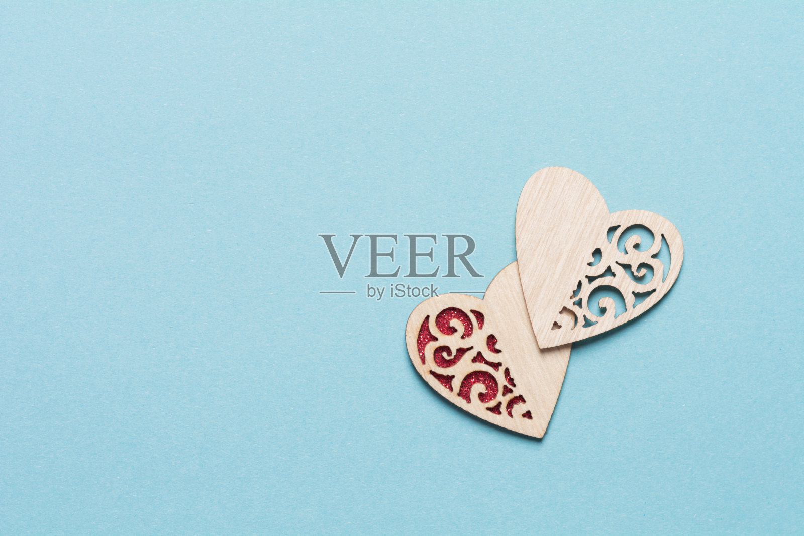 木制的心在蓝色的背景,复制空间照片摄影图片