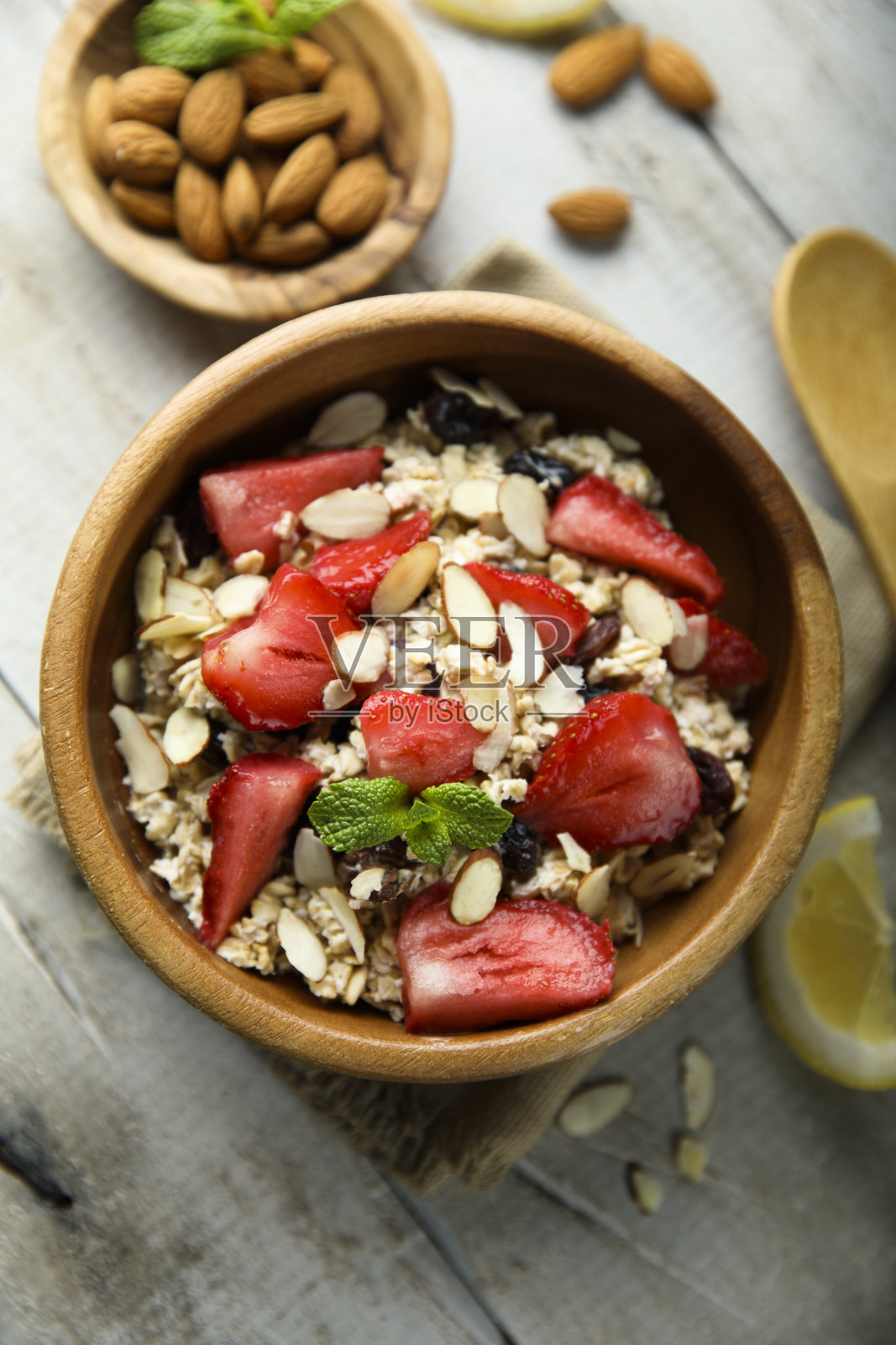 与草莓牛奶什锦早餐照片摄影图片