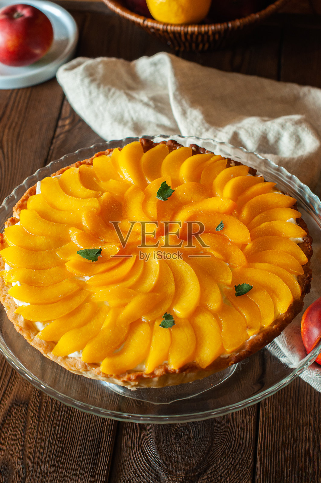 水果水蜜桃挞,薄荷和奶油芝士馅,接近。照片摄影图片