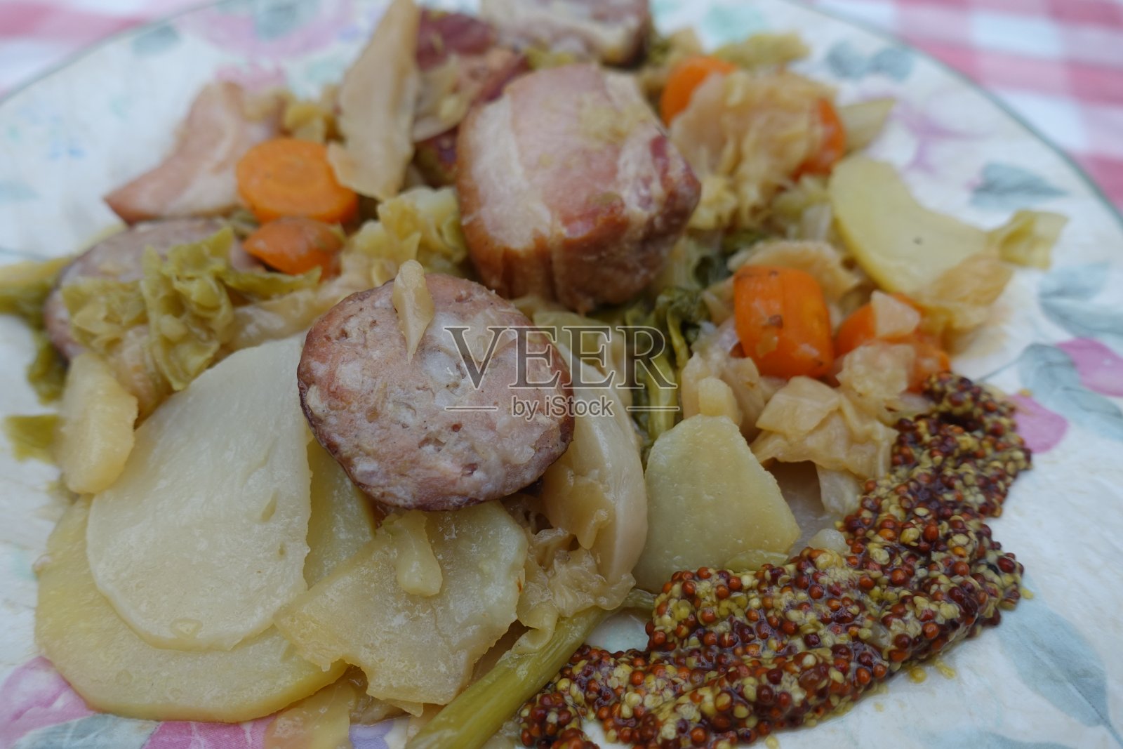 火锅蔬菜猪肉炖Morteau香肠餐点为法式菜肴照片摄影图片