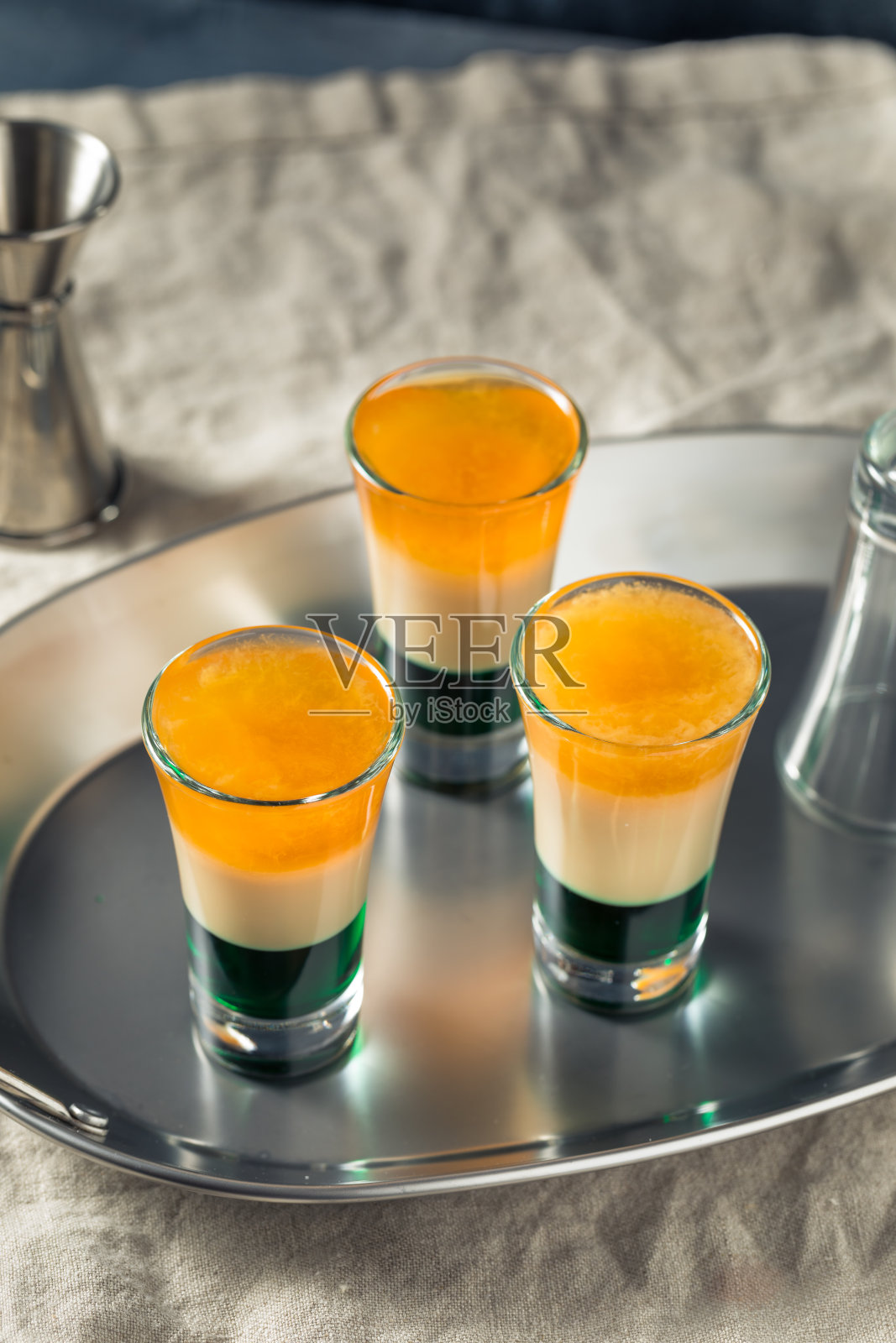 醉醺醺的圣帕特里克节爱尔兰国旗酒照片摄影图片