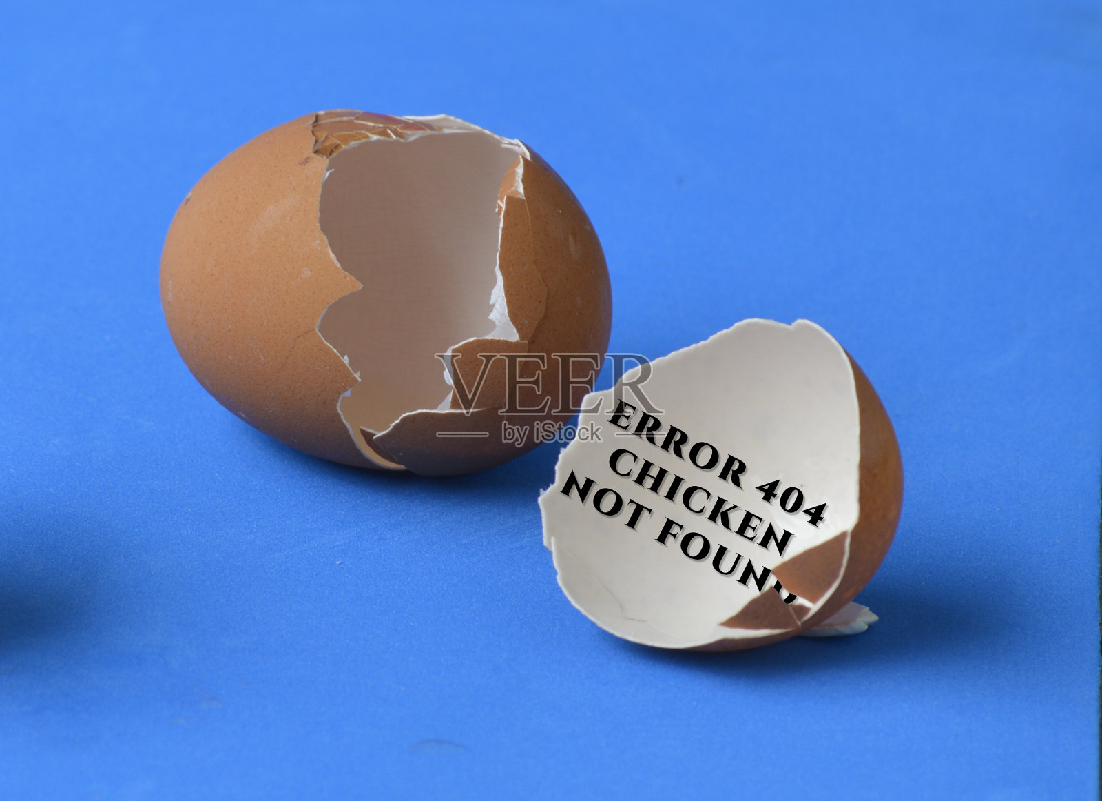 一个空鸡蛋,里面写着“404错误:找不到鸡”照片摄影图片