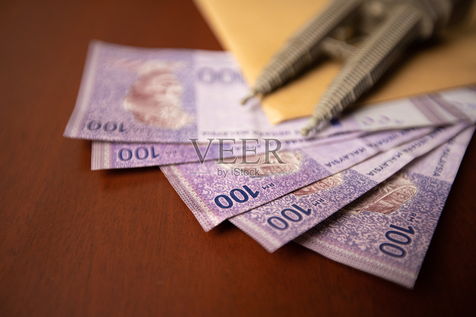 把装满文件或合同的信封合起来,并在里面放钱。照片摄影图片