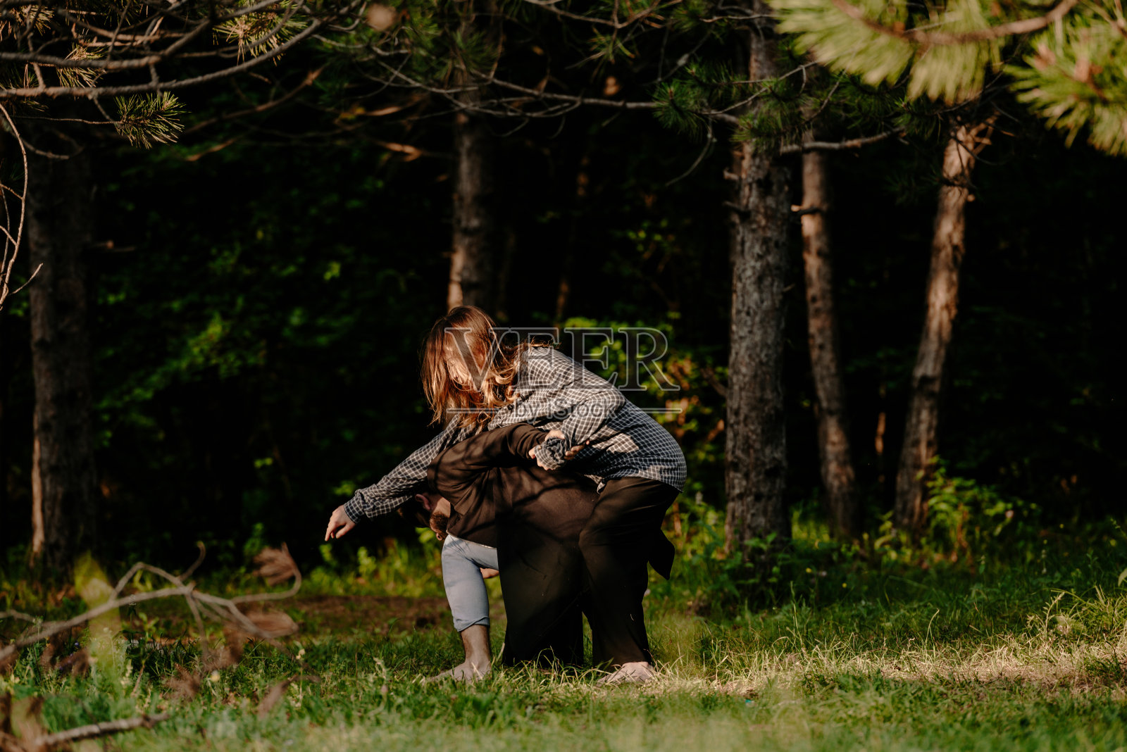 年轻有才华的舞蹈家训练,要在森林的绿草地上比赛照片摄影图片