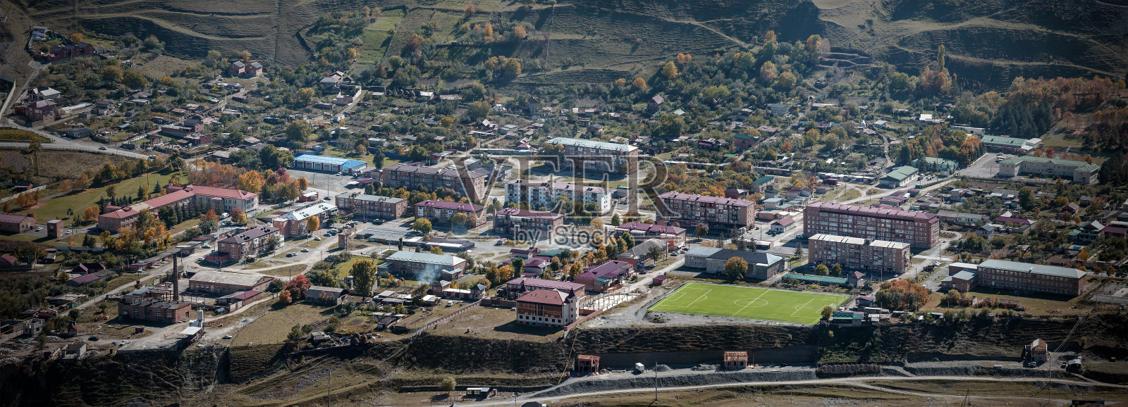 figagdon俄罗斯,2020年10月:上figagdon山村的全景照片摄影图片