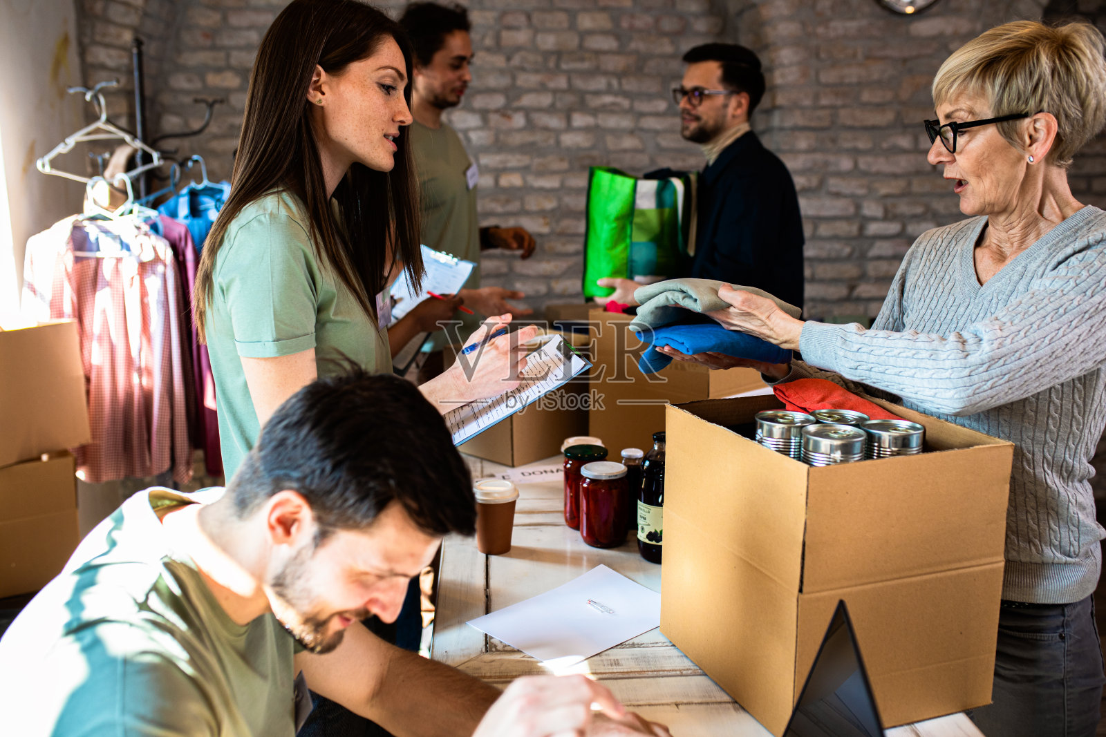 一群在社区慈善捐赠中心工作的志愿者。照片摄影图片