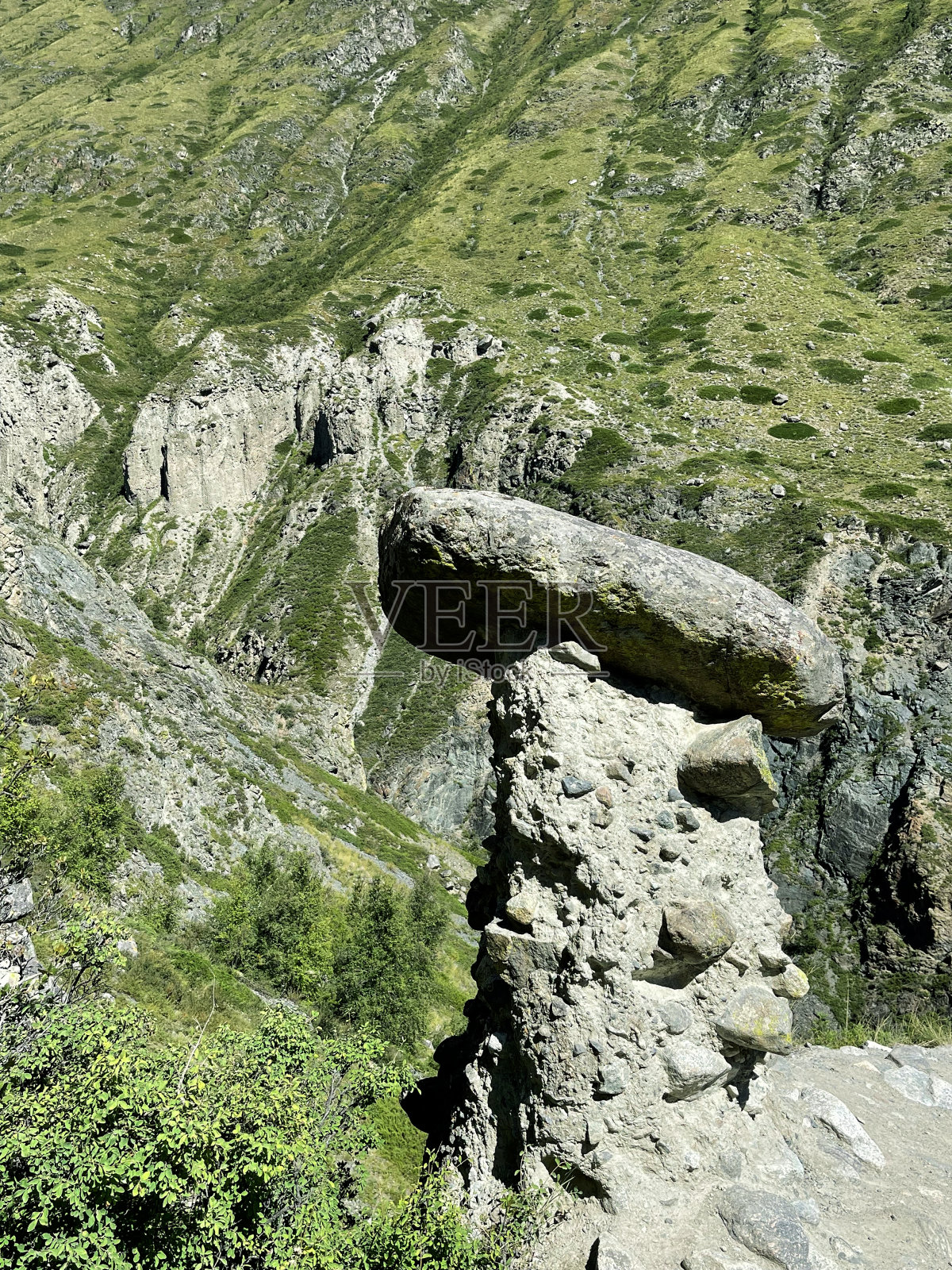 俄罗斯阿尔泰阿库鲁姆地区的石蘑菇群,其岩层形状奇特照片摄影图片
