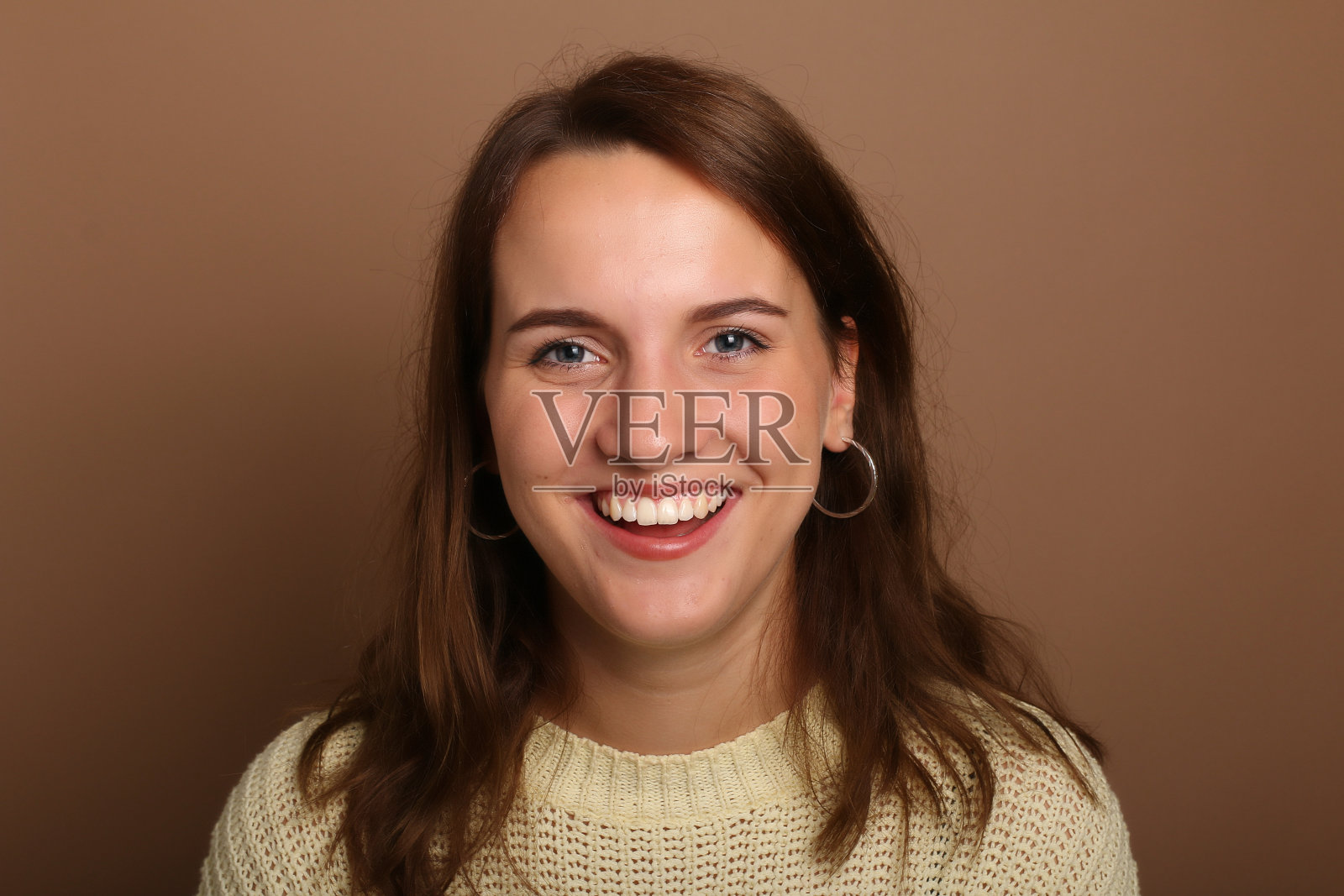 一个年轻漂亮的白人女人的肖像照片摄影图片