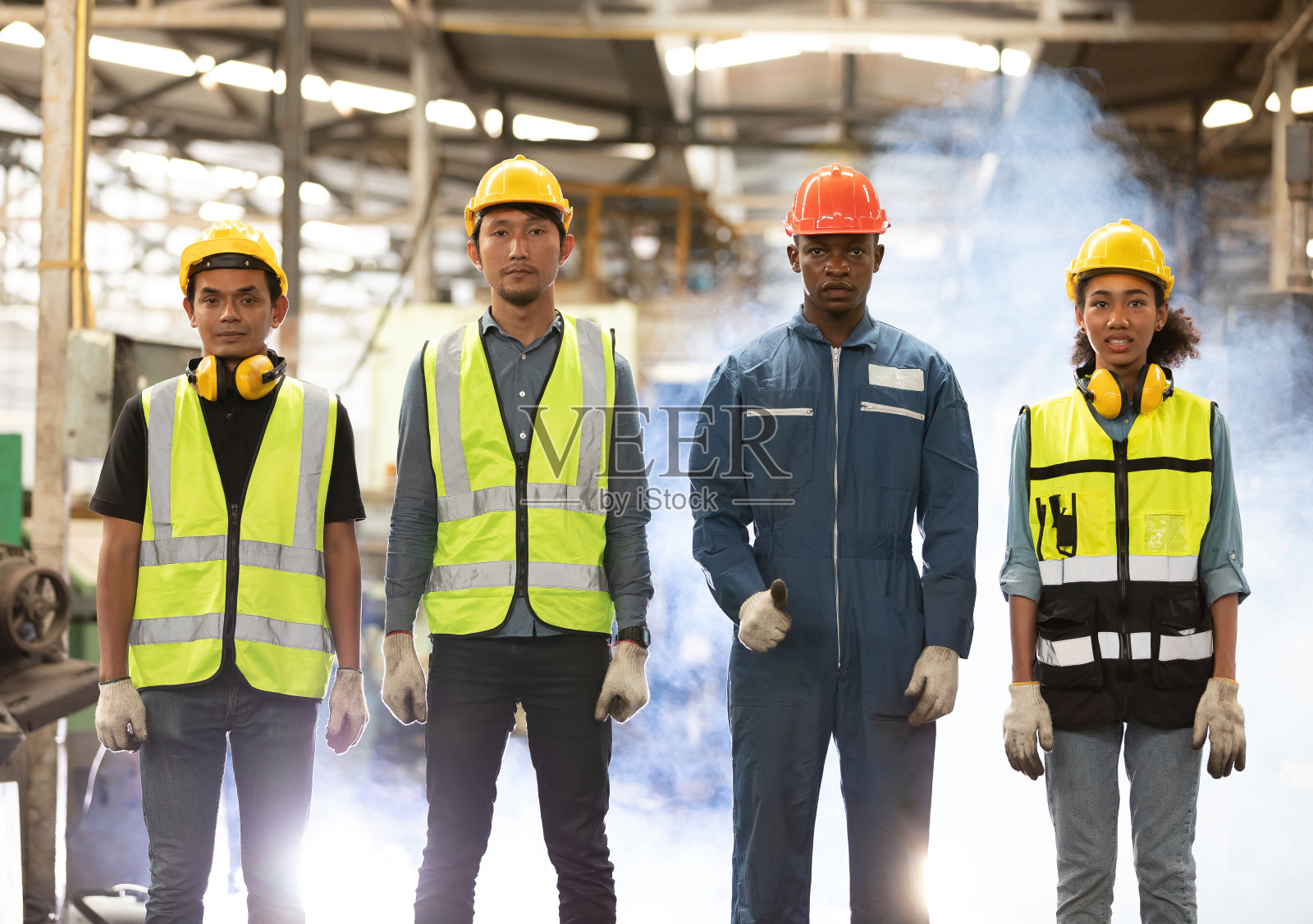 一组工程或工厂工人站立和待命工作的肖像照片摄影图片