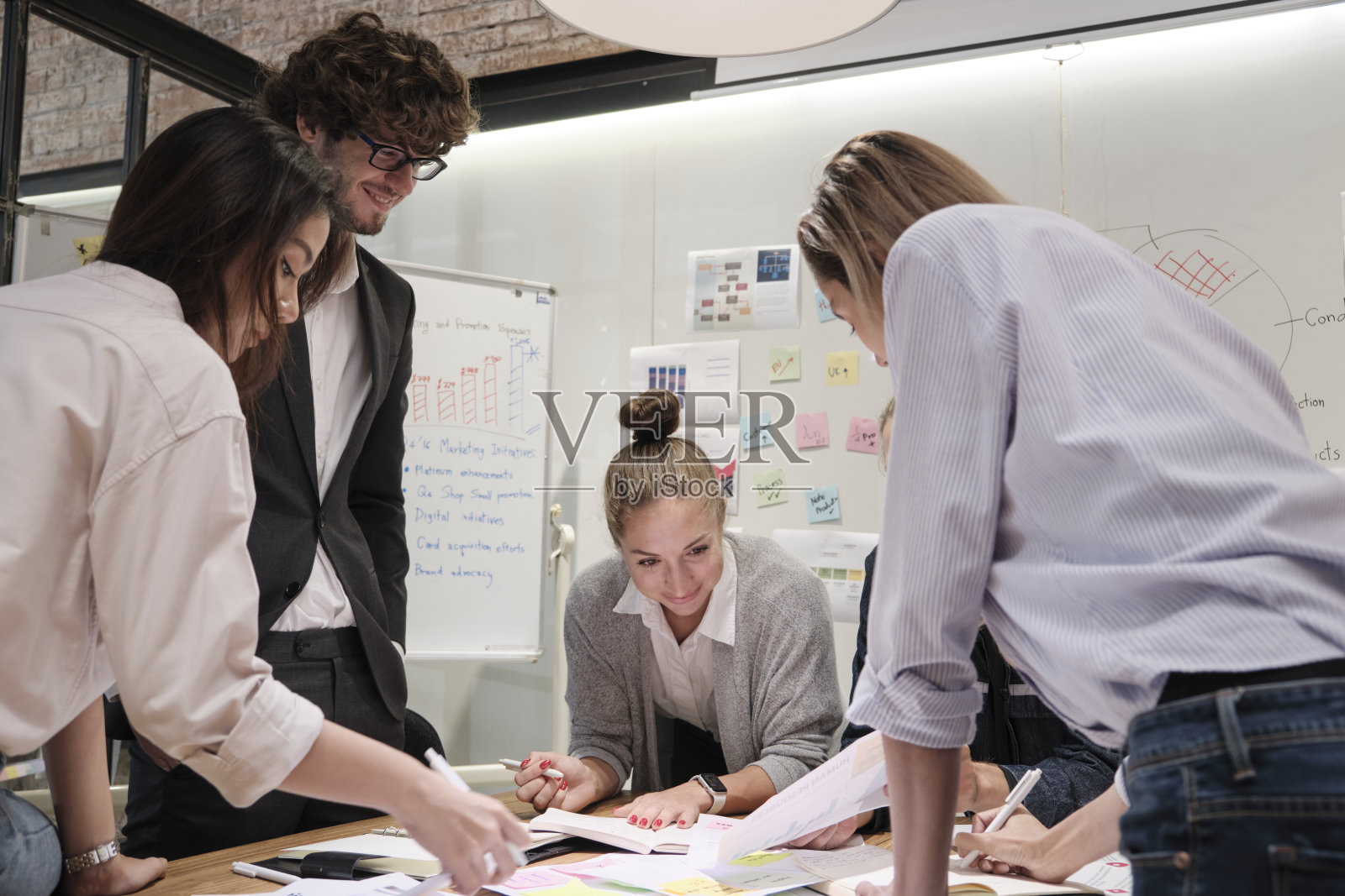 同事的团队和同事头脑风暴,在会议上讨论。照片摄影图片