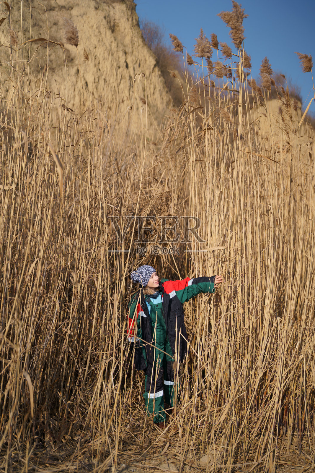 女人欣赏美丽的自然风光照片摄影图片