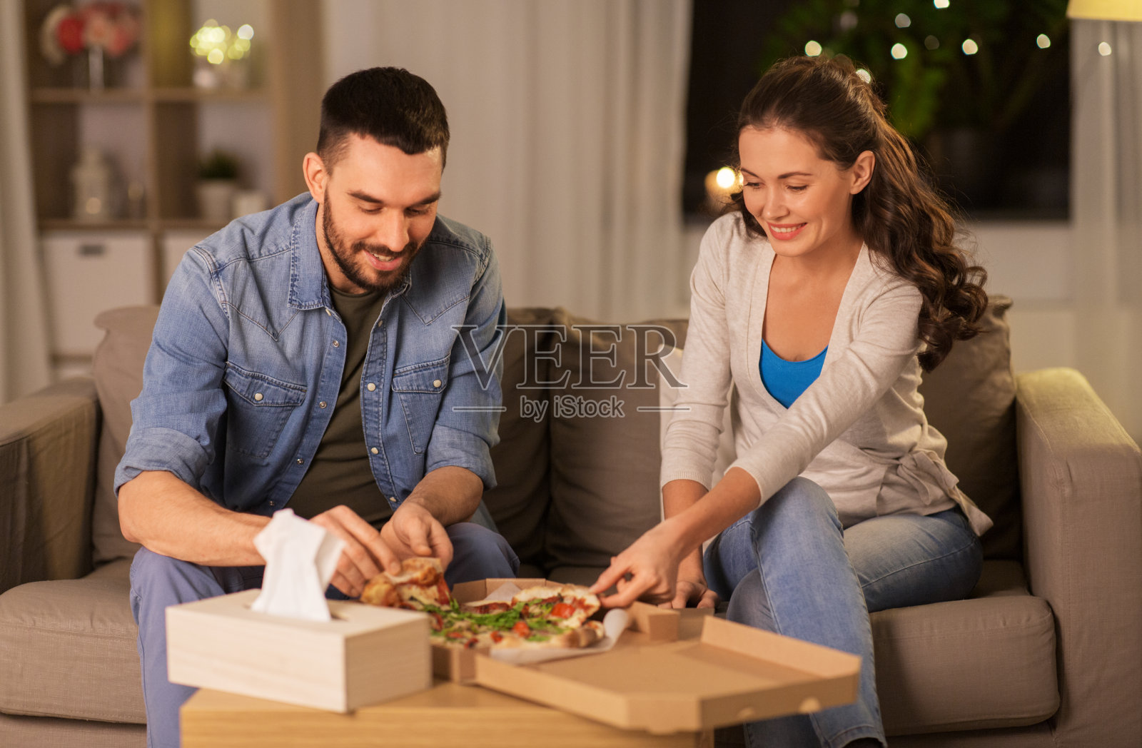 在家里吃外卖披萨的幸福夫妻照片摄影图片